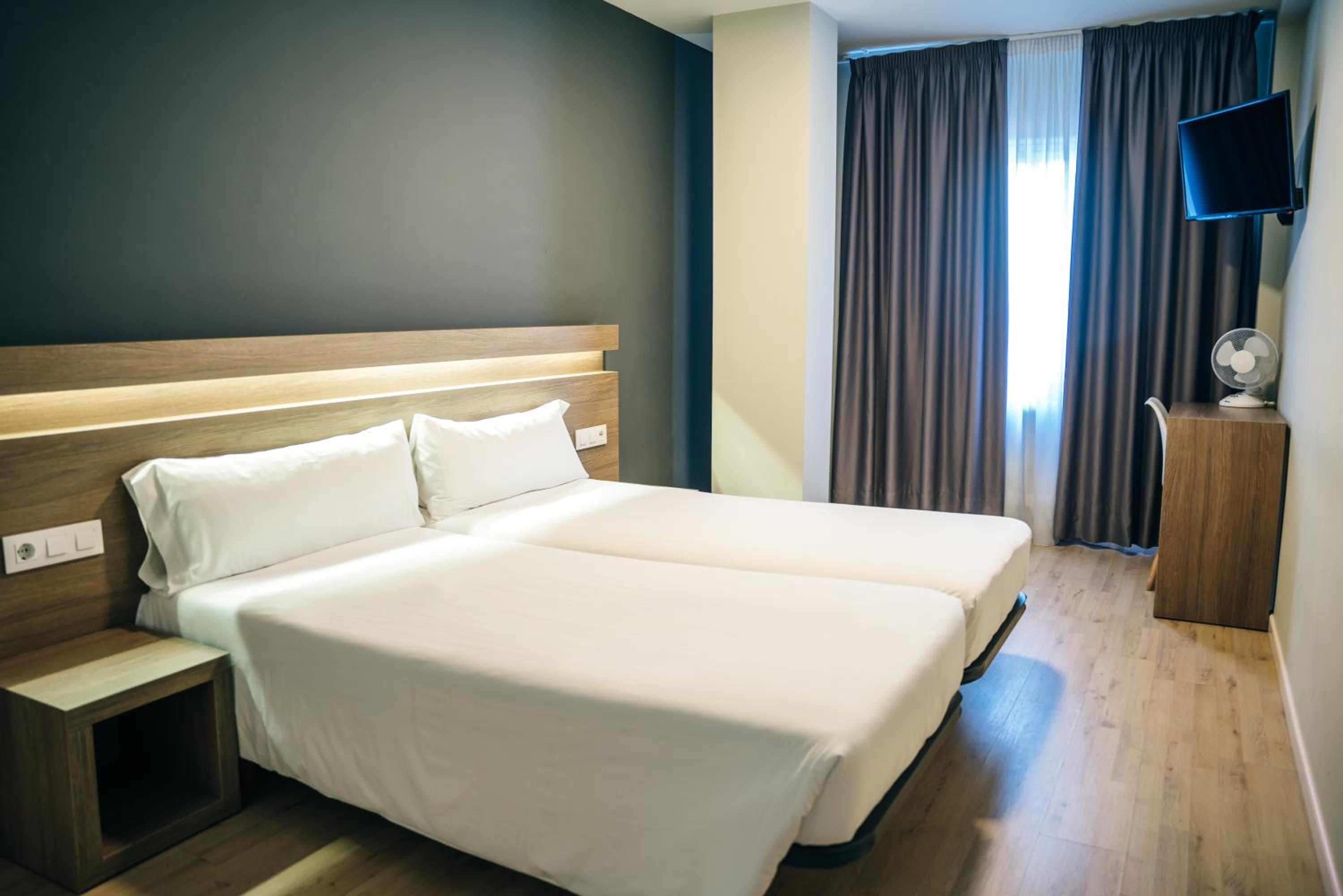 Standard Double or Twin Room - Photo 5