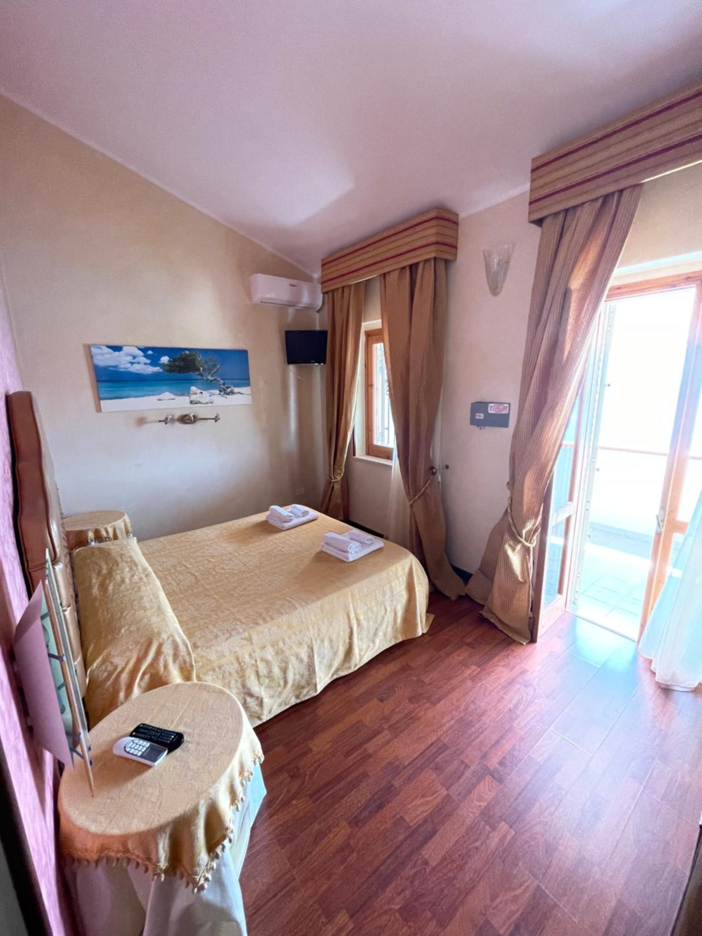 Deluxe Double Room with Balcony and Sea View - Photo 1