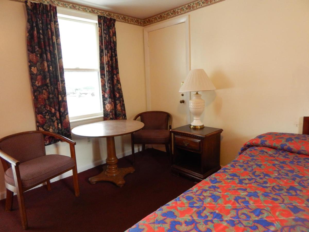 King Room - Non-Smoking photo 2
