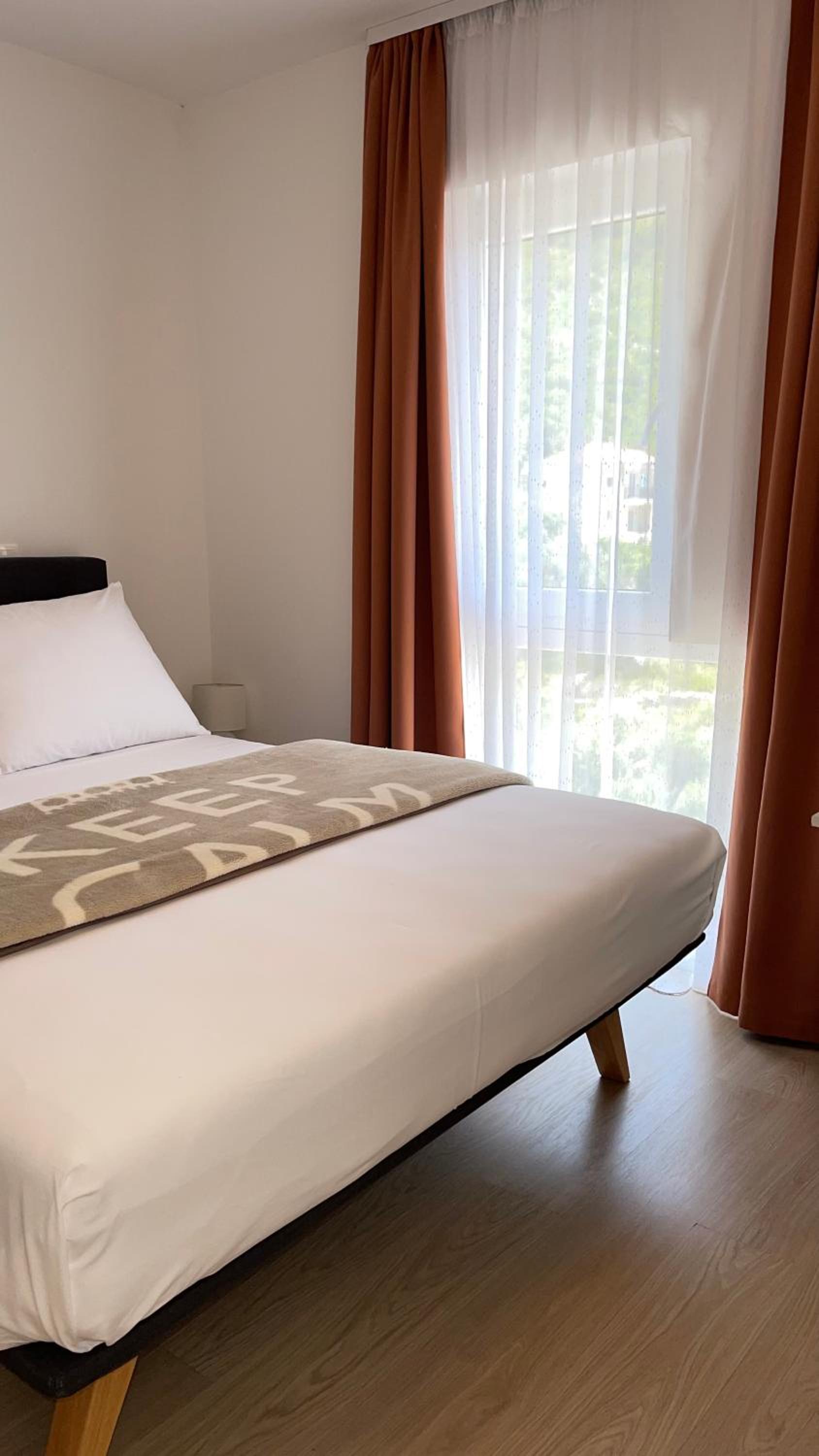 One-Bedroom Apartment with Balcony and Sea View - Photo 28