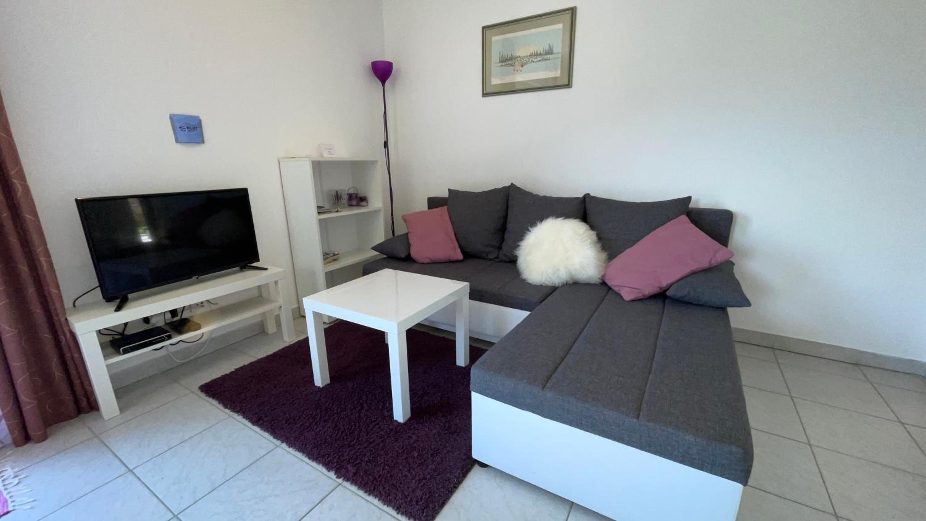 One-Bedroom Apartment with Balcony and Sea View - Photo 1