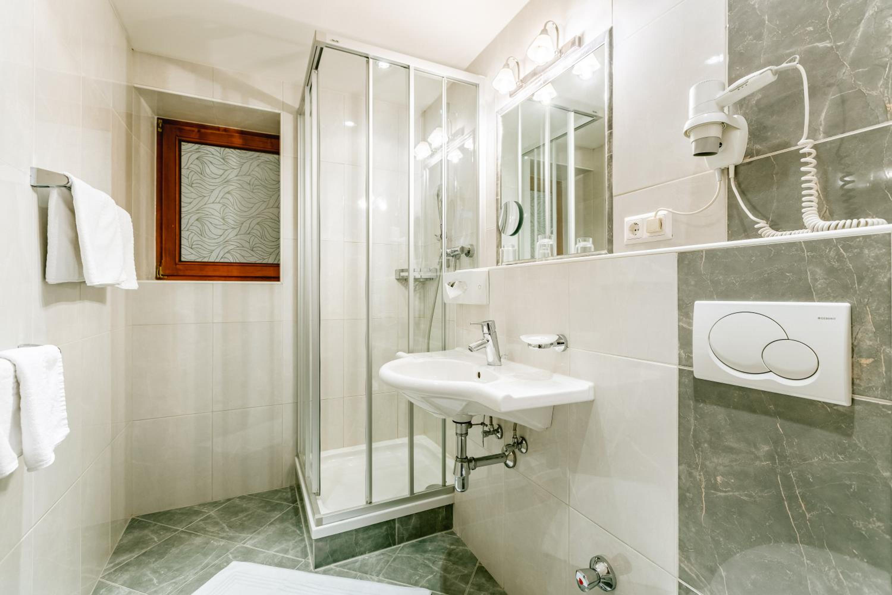 Classic Double Room with Balcony photo 2