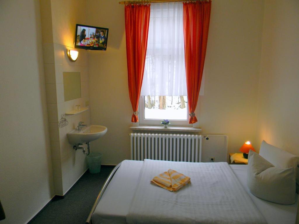 Double Room with Shared Bathroom photo 3