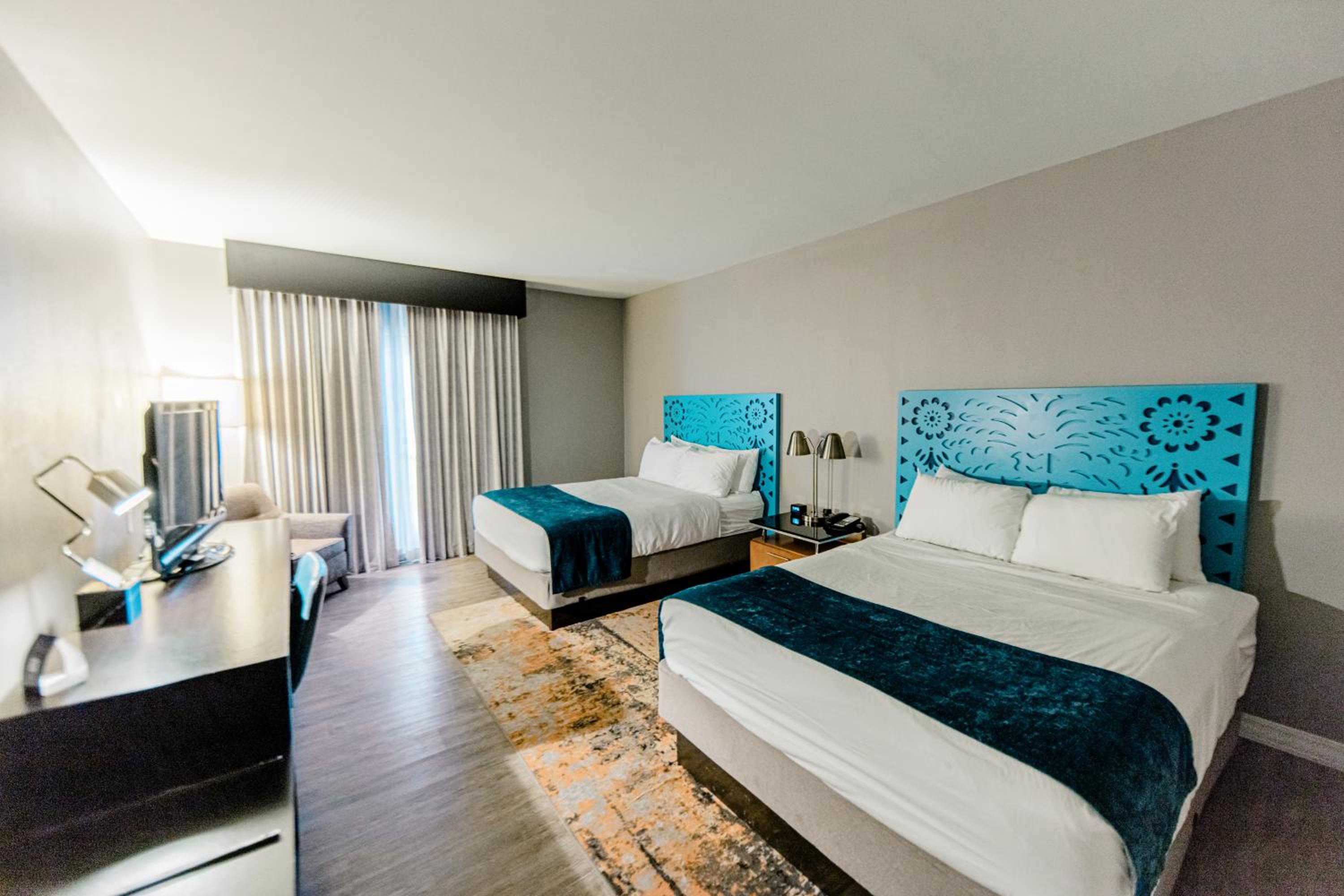 Standard Queen Room with Two Queen Beds and Balcony - Photo 5