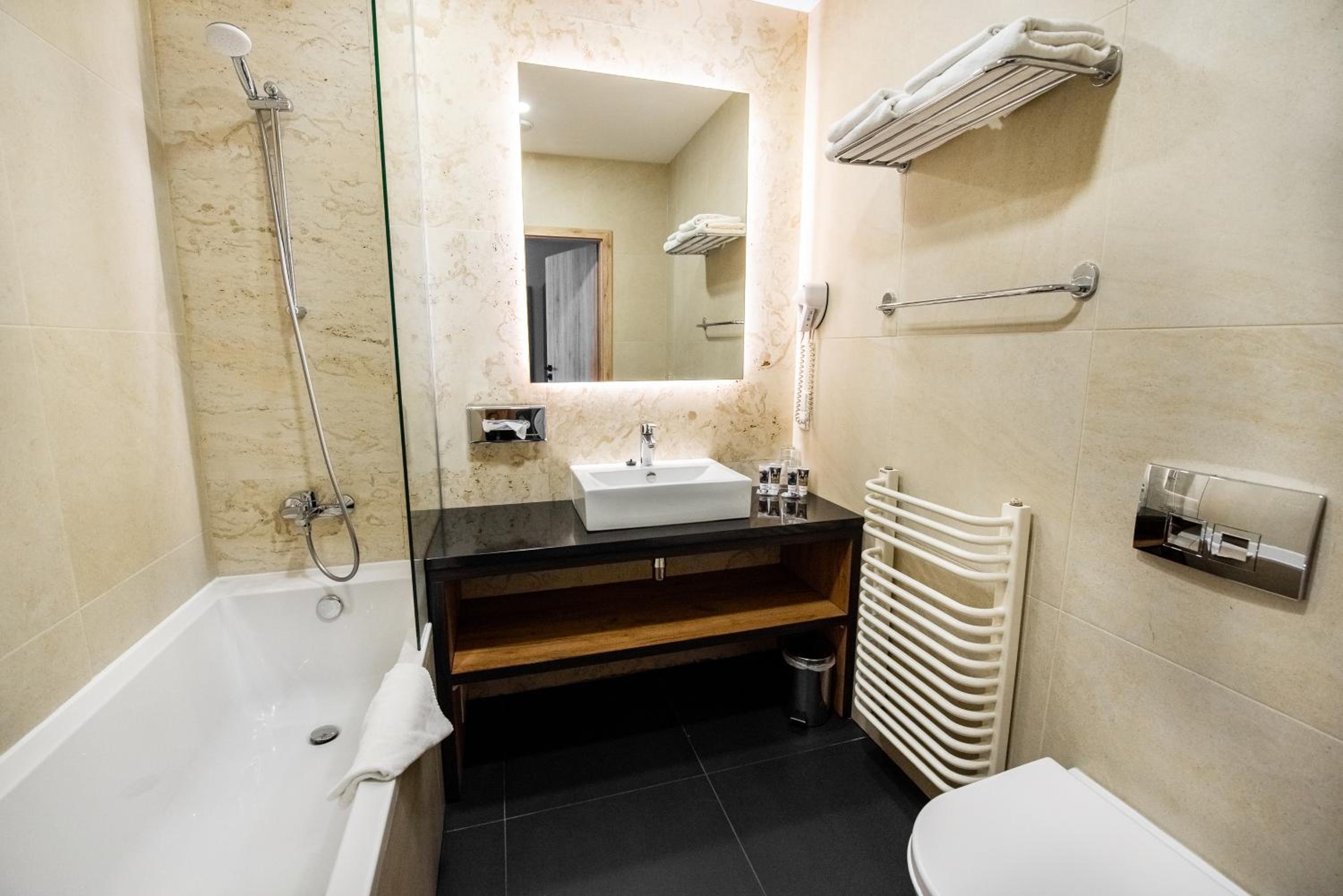 Deluxe Double Room - Photo 13