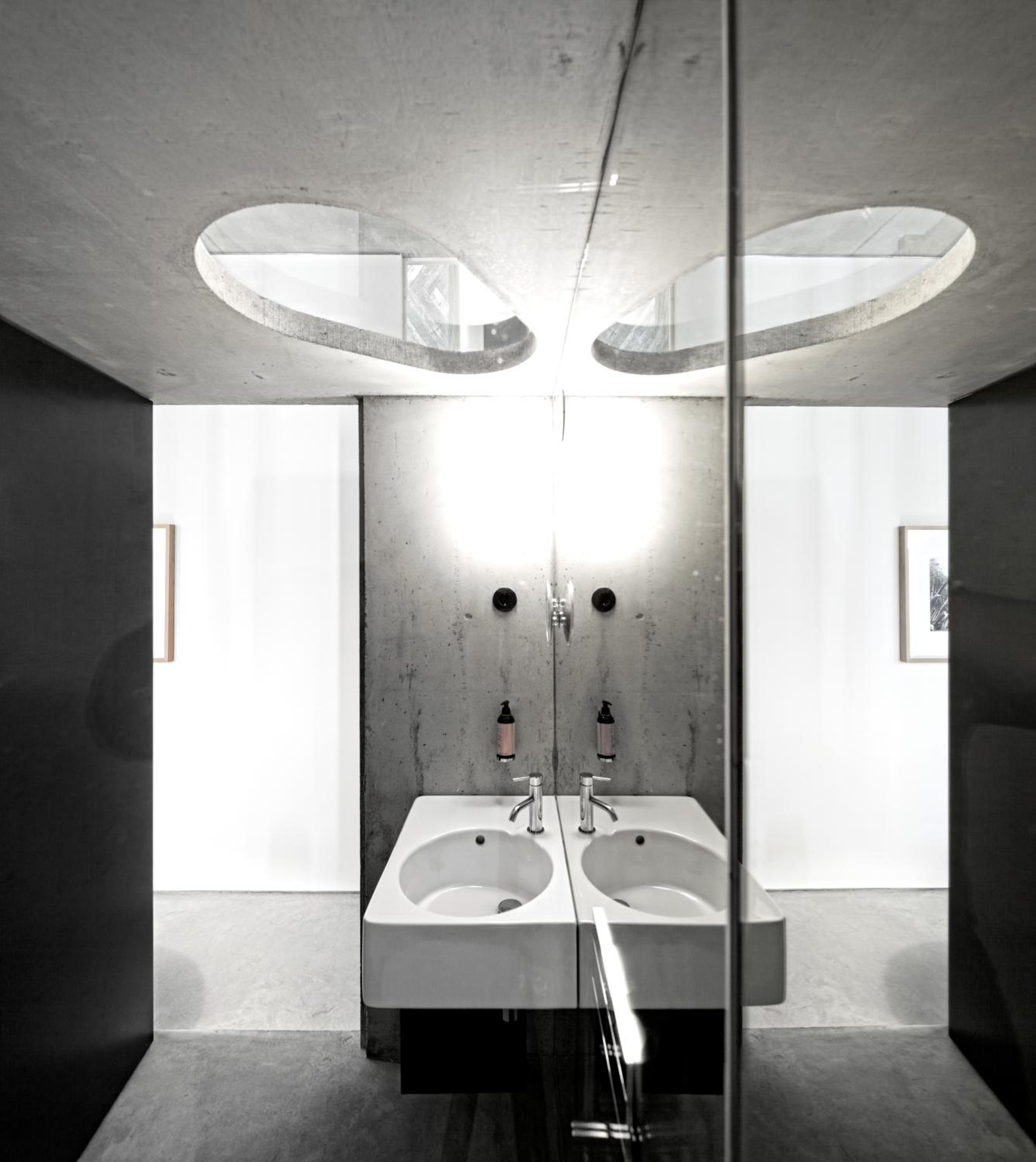 Suite with City View - Photo 8