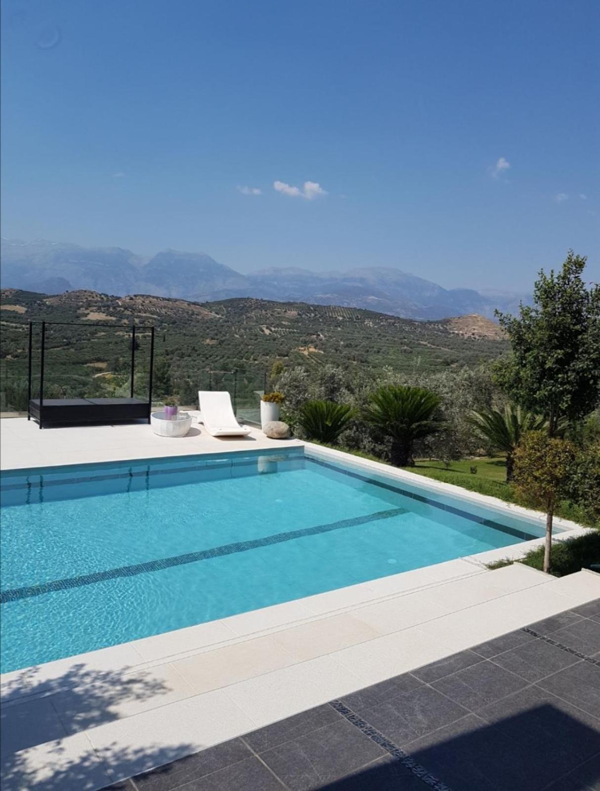 Three-Bedroom Villa photo 2