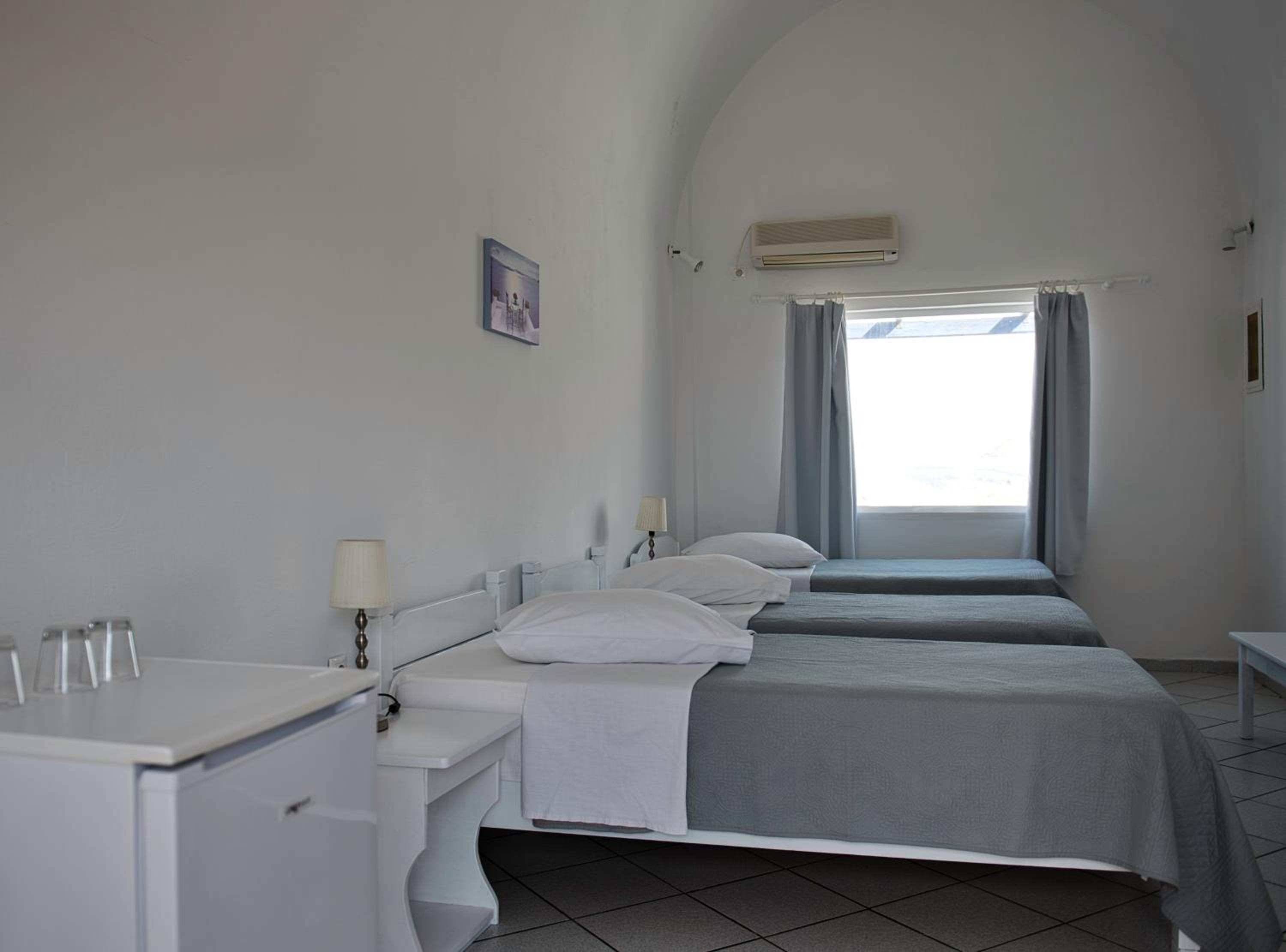 Triple Room with Pool View - Photo 4