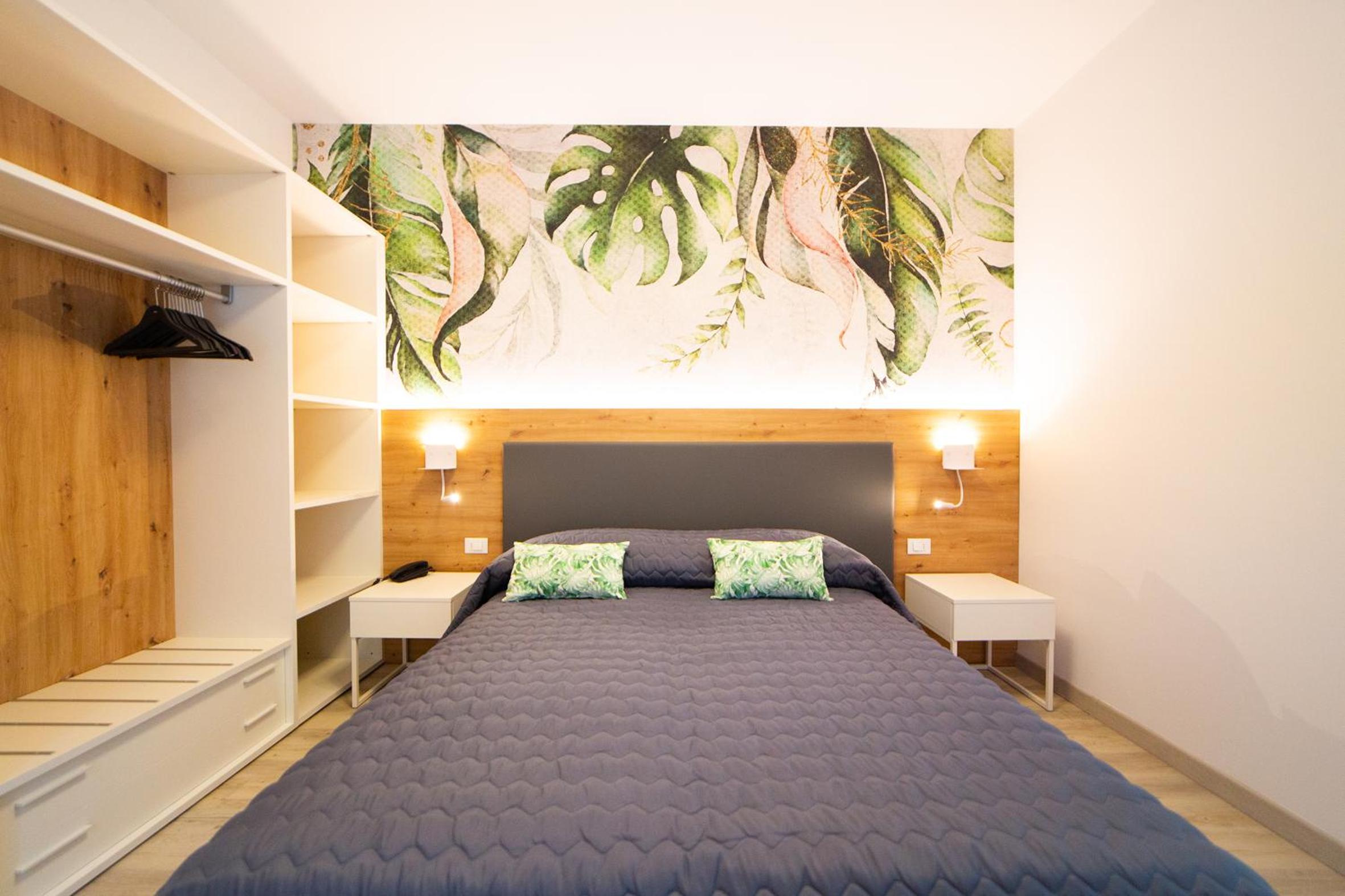 Deluxe Double Room with Balcony - Photo 5