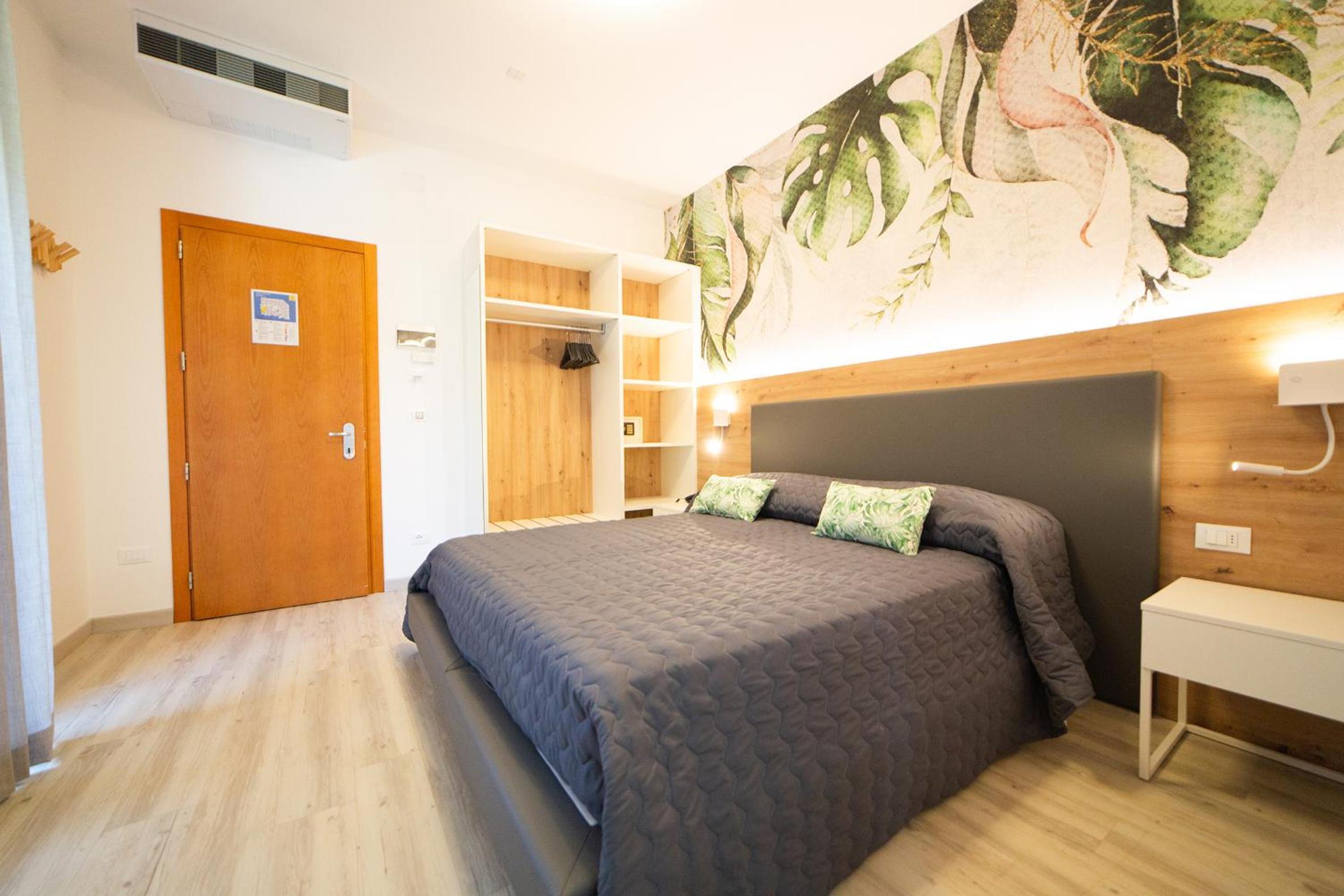 Deluxe Double Room with Balcony - Photo 4