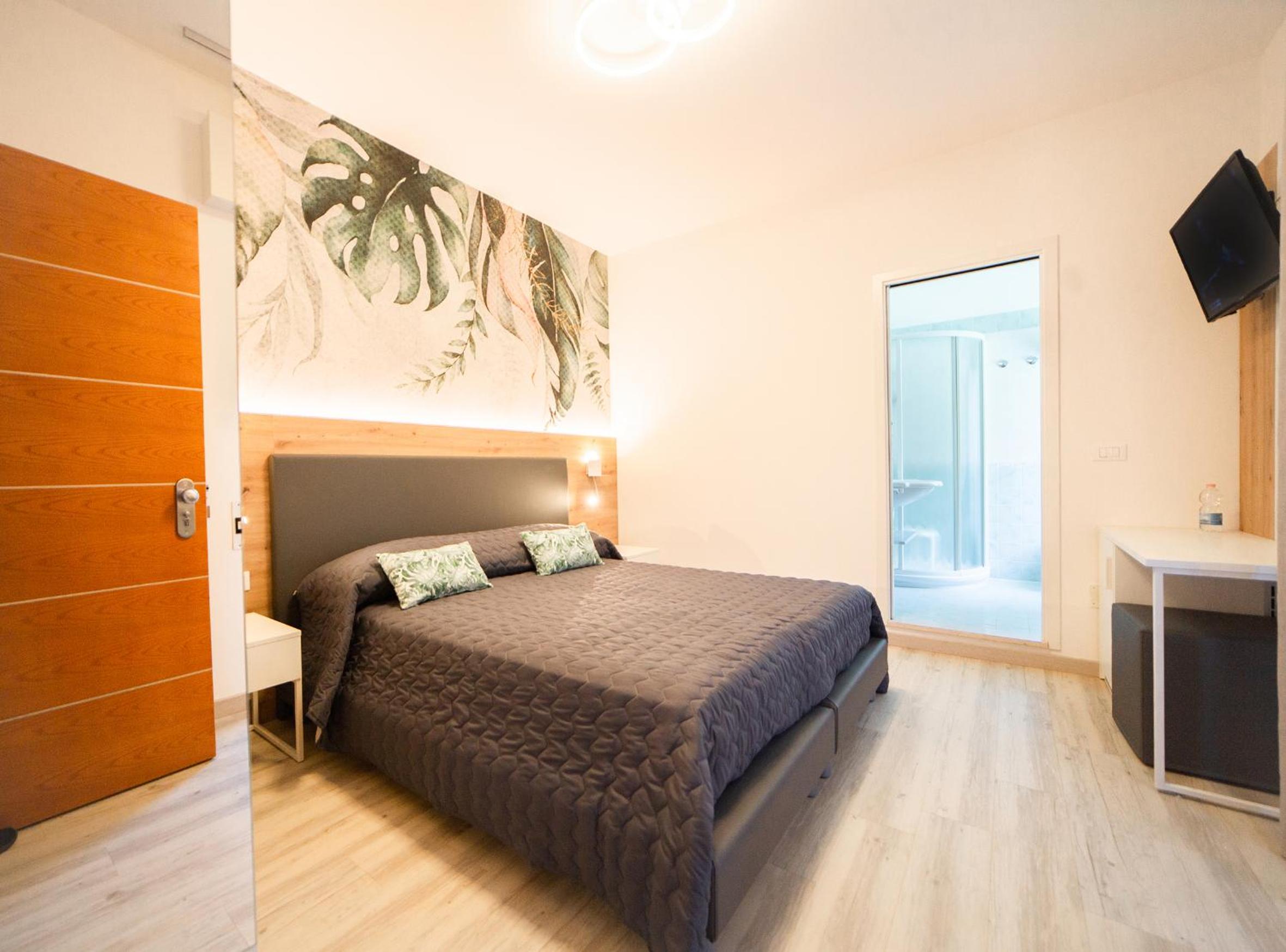 Deluxe Double Room with Balcony - Photo 3