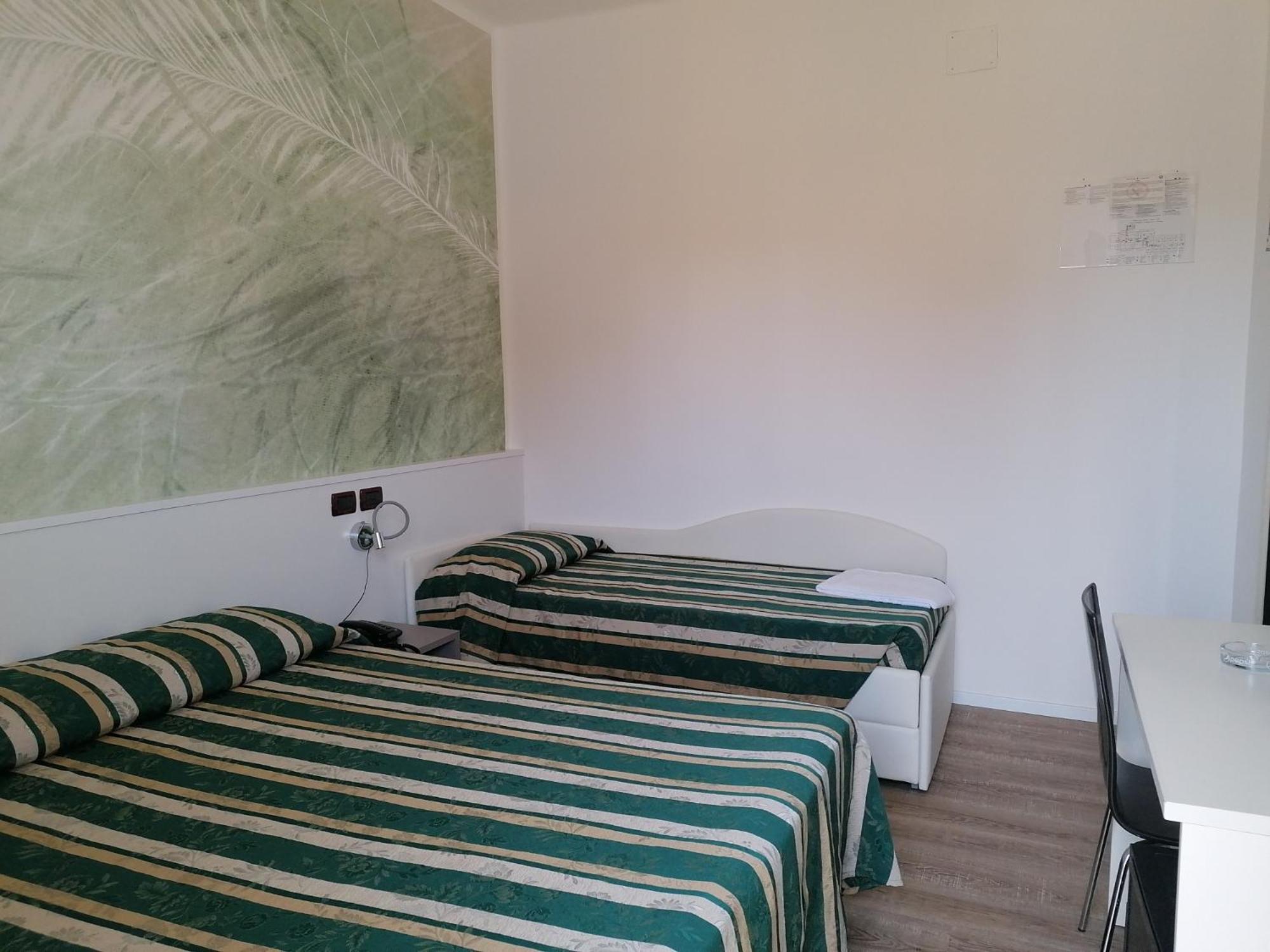 Superior Triple Room with Balcony - Photo 7