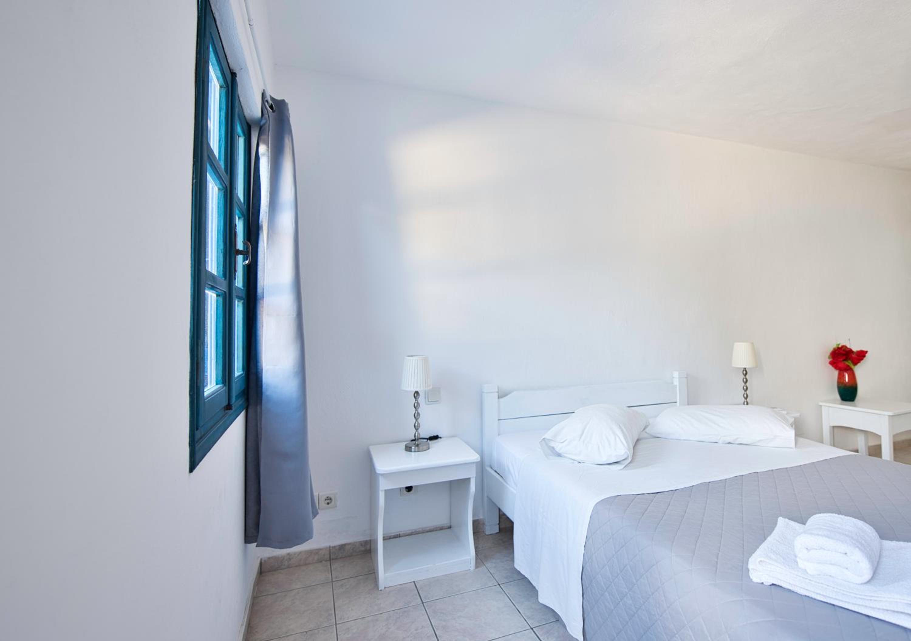Double Room with Pool View - Photo 4