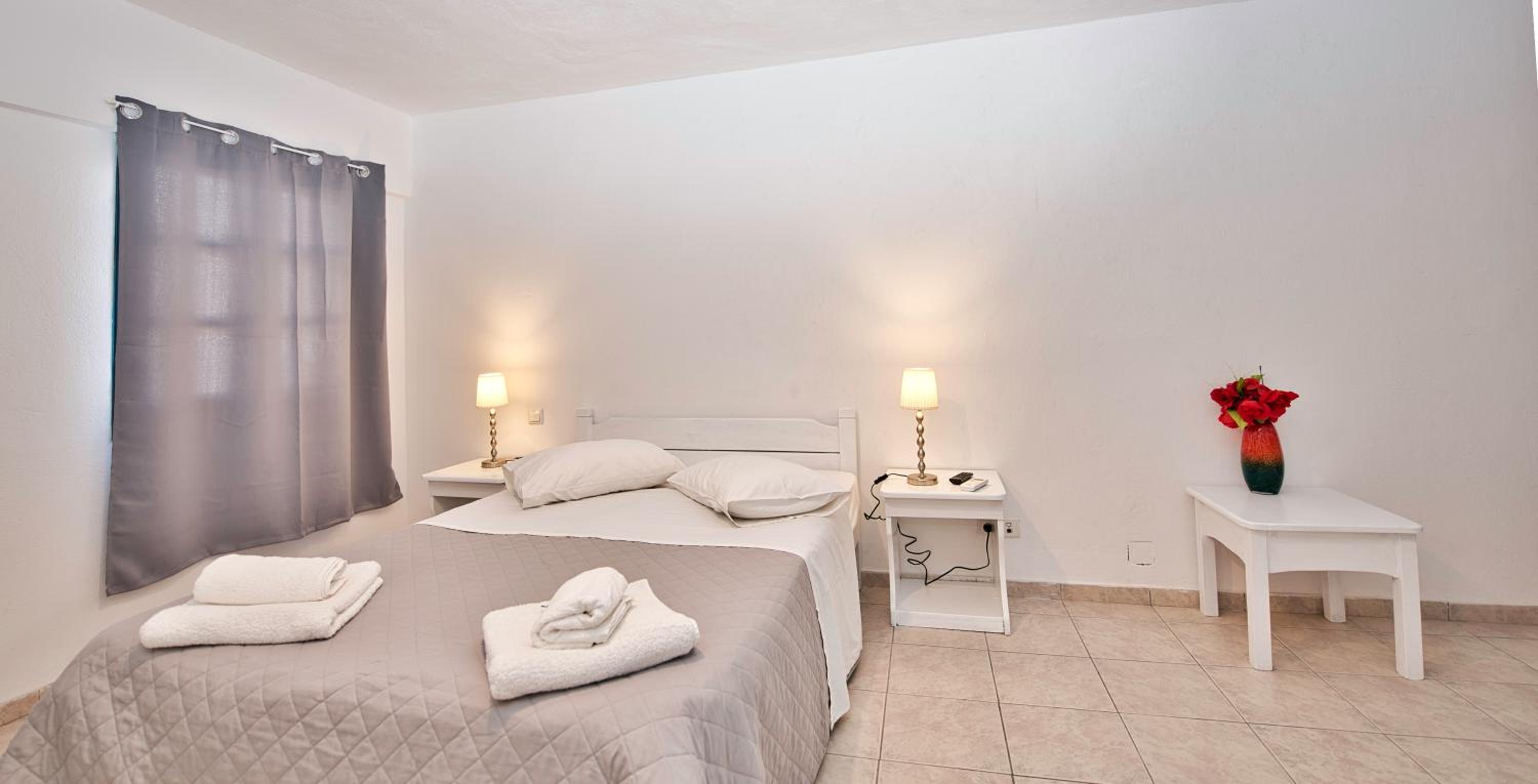 Double Room with Pool View - Photo 11