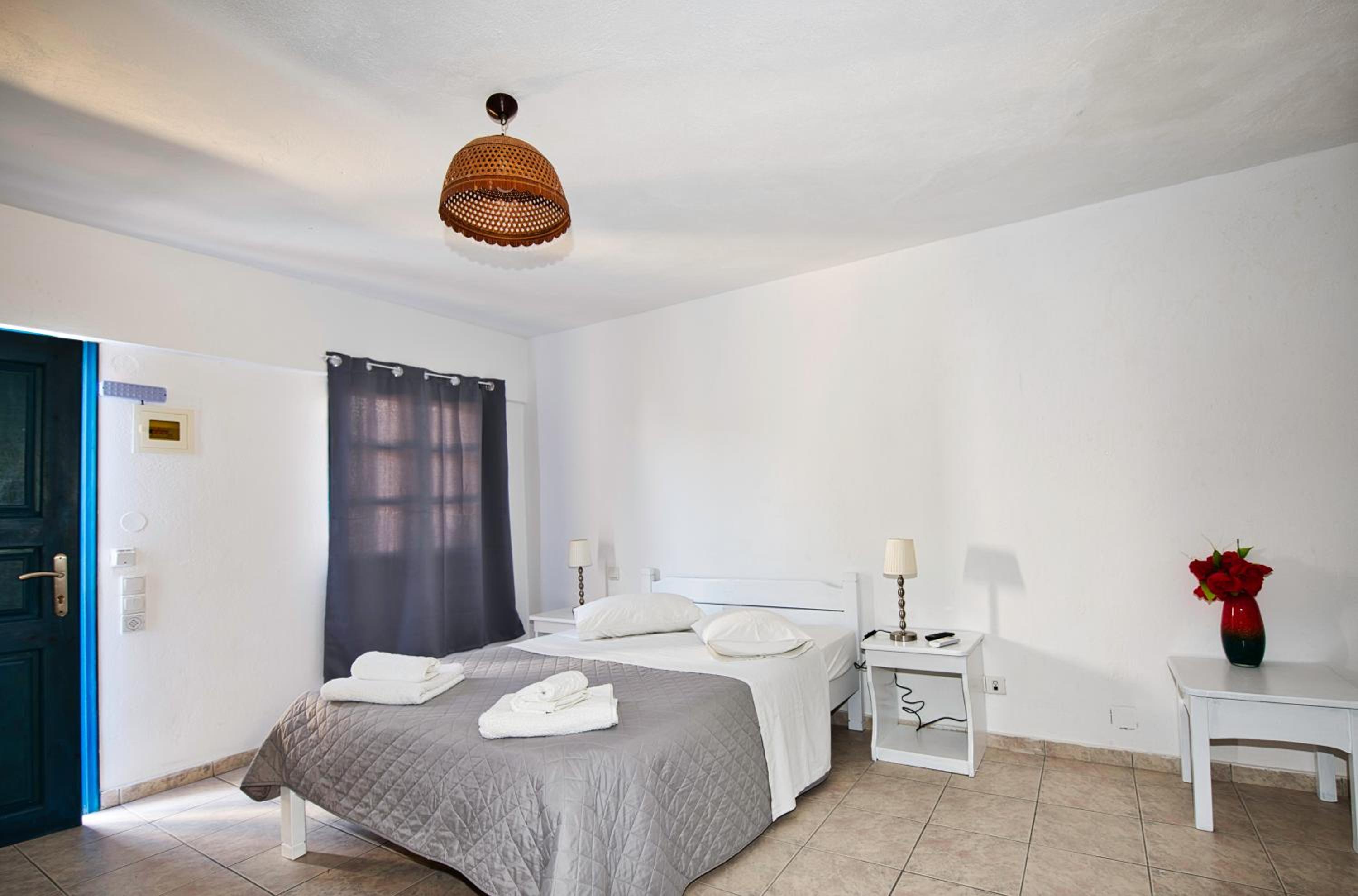 Double Room with Pool View - Photo 9