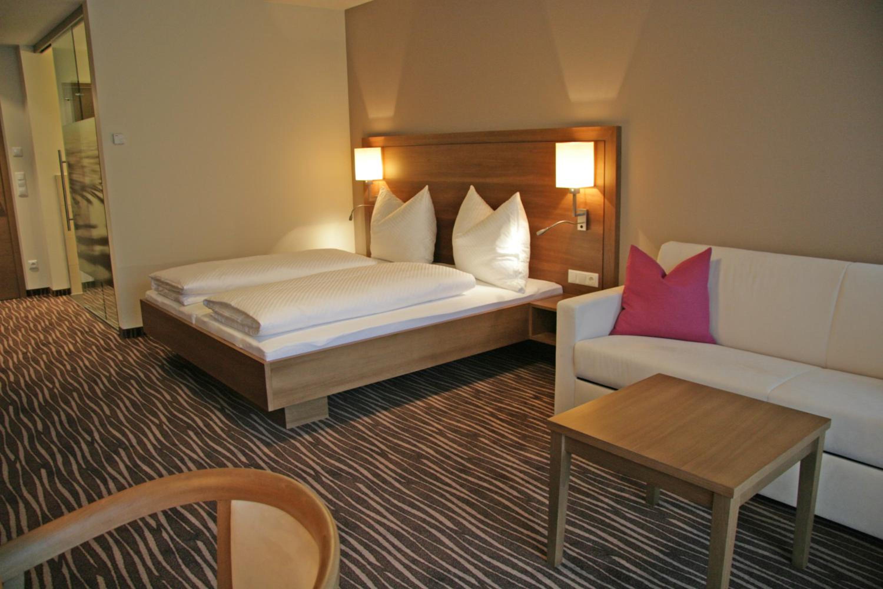 Junior Suite with Balcony - Photo 4