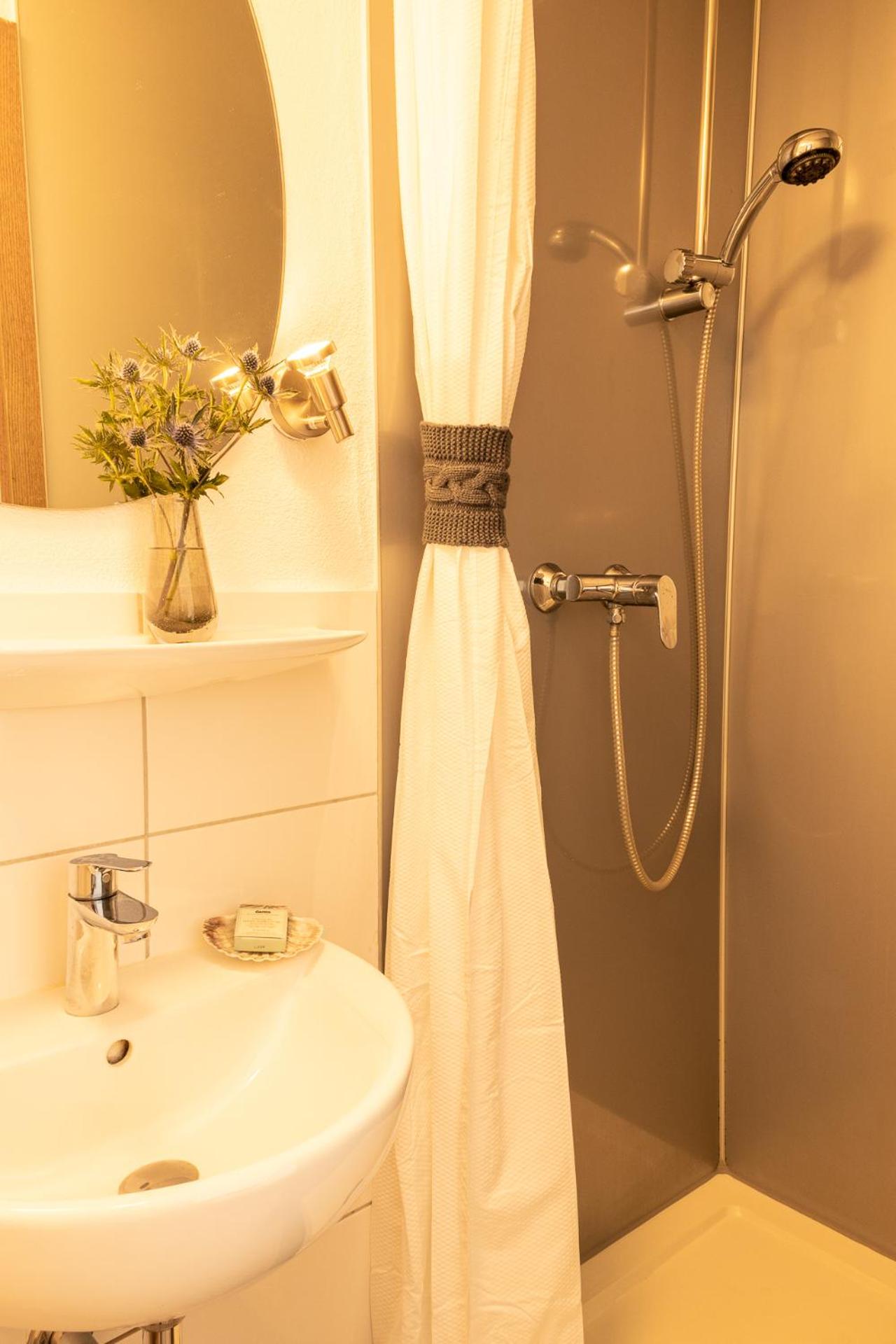 Double Room with Private Bathroom - Photo 4