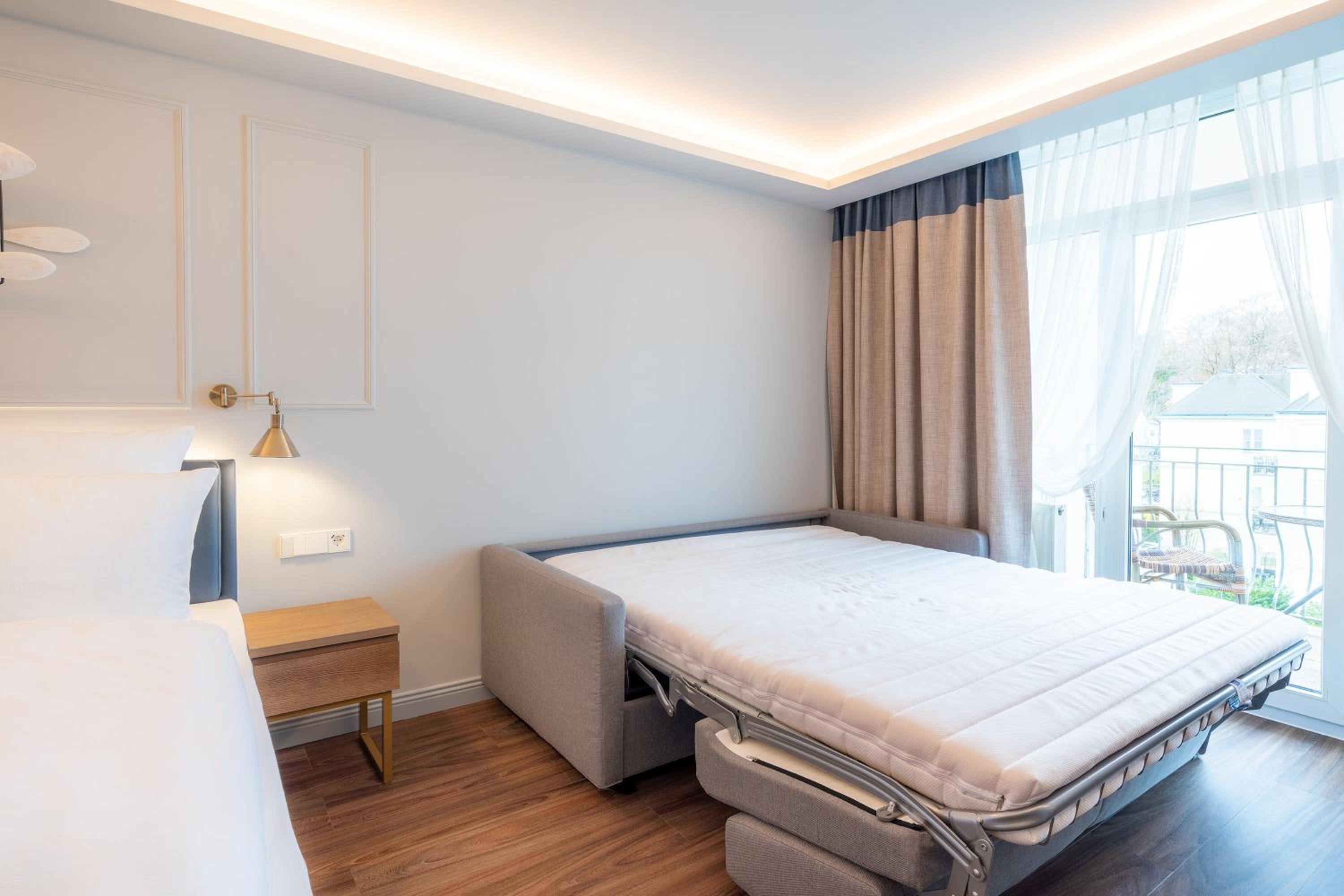 Comfort Double Room with Balcony thumbnail 6