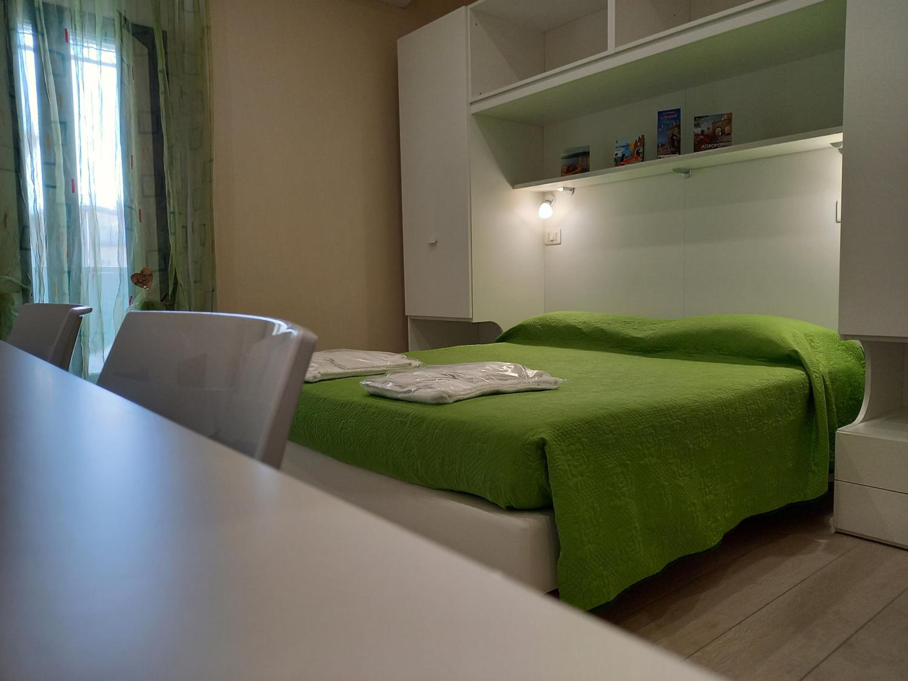 Standard Double Room - Photo 9