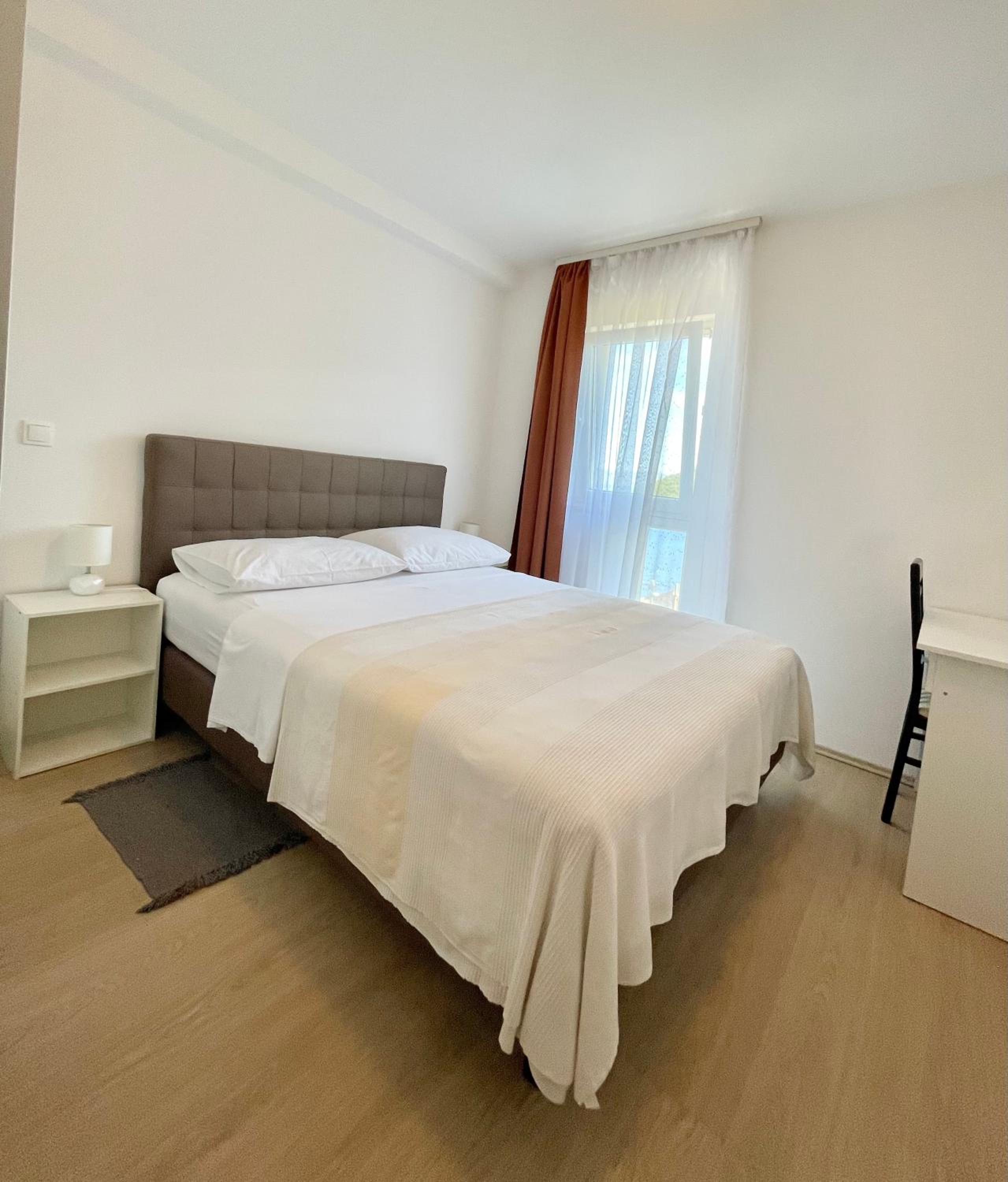 Two-Bedroom Apartment with Balcony and Sea View - Photo 3