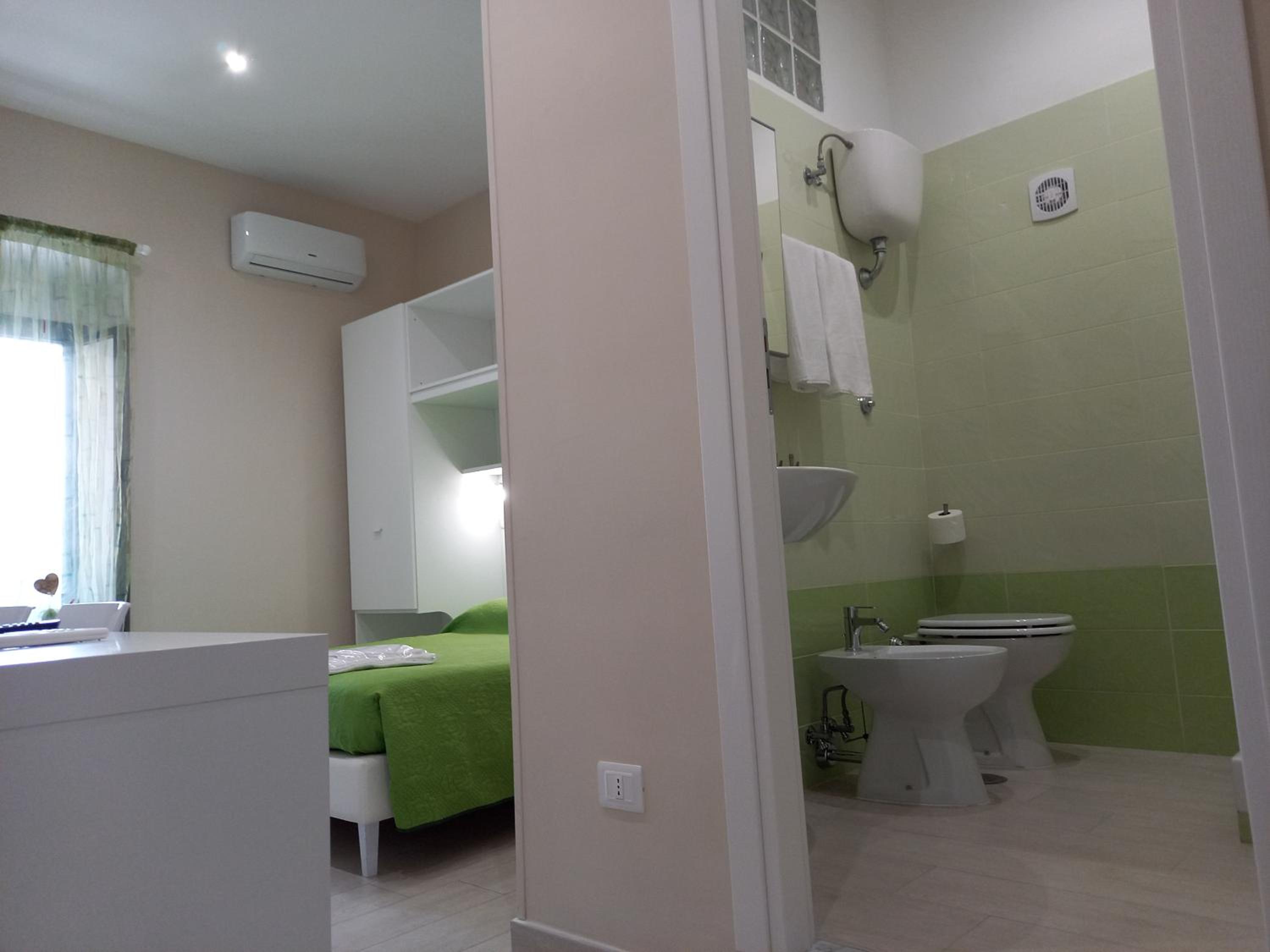 Standard Double Room - Photo 14