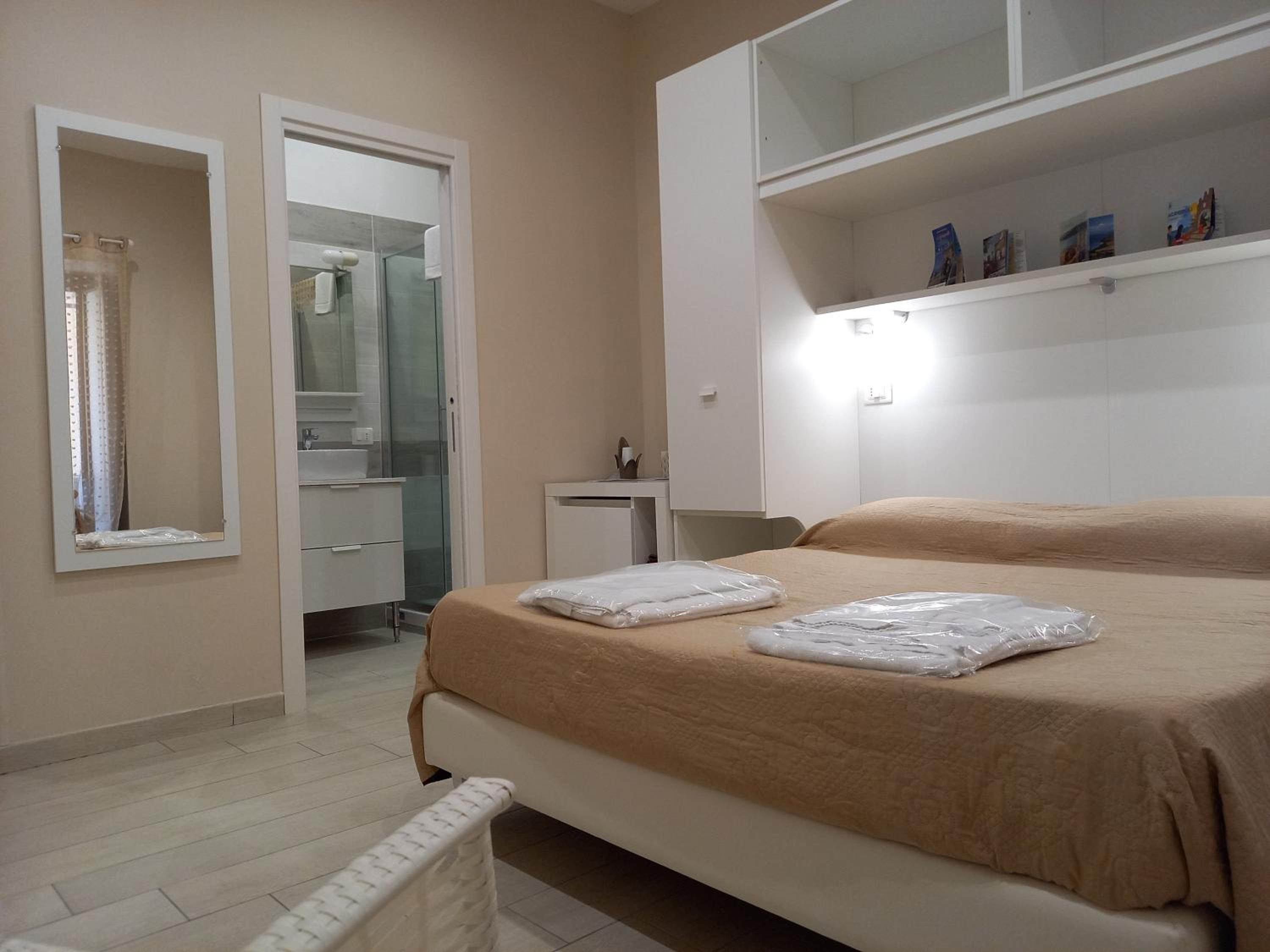 Deluxe Double Room - Photo 14