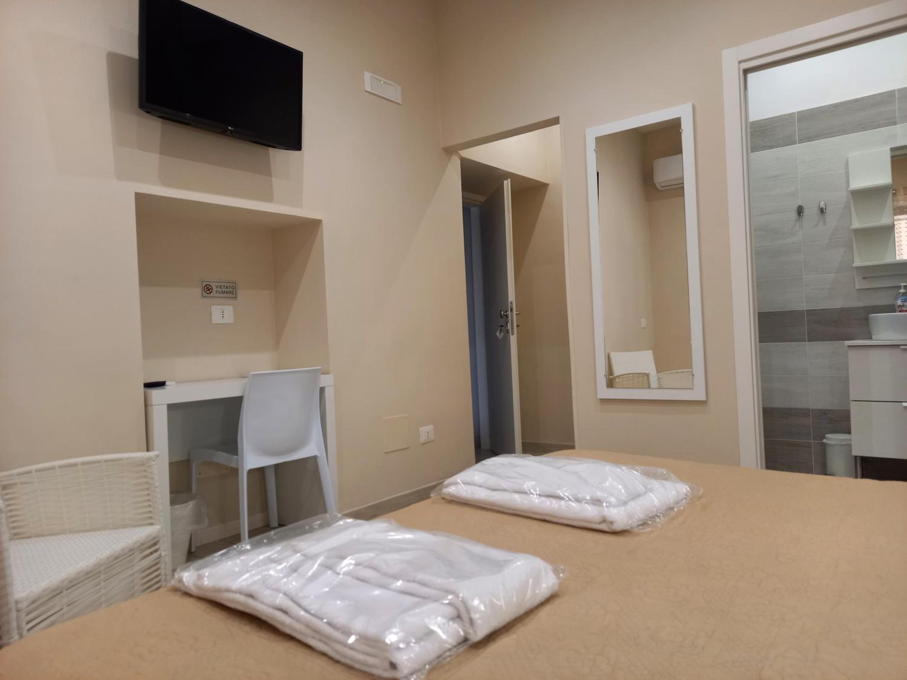 Deluxe Double Room - Photo 11