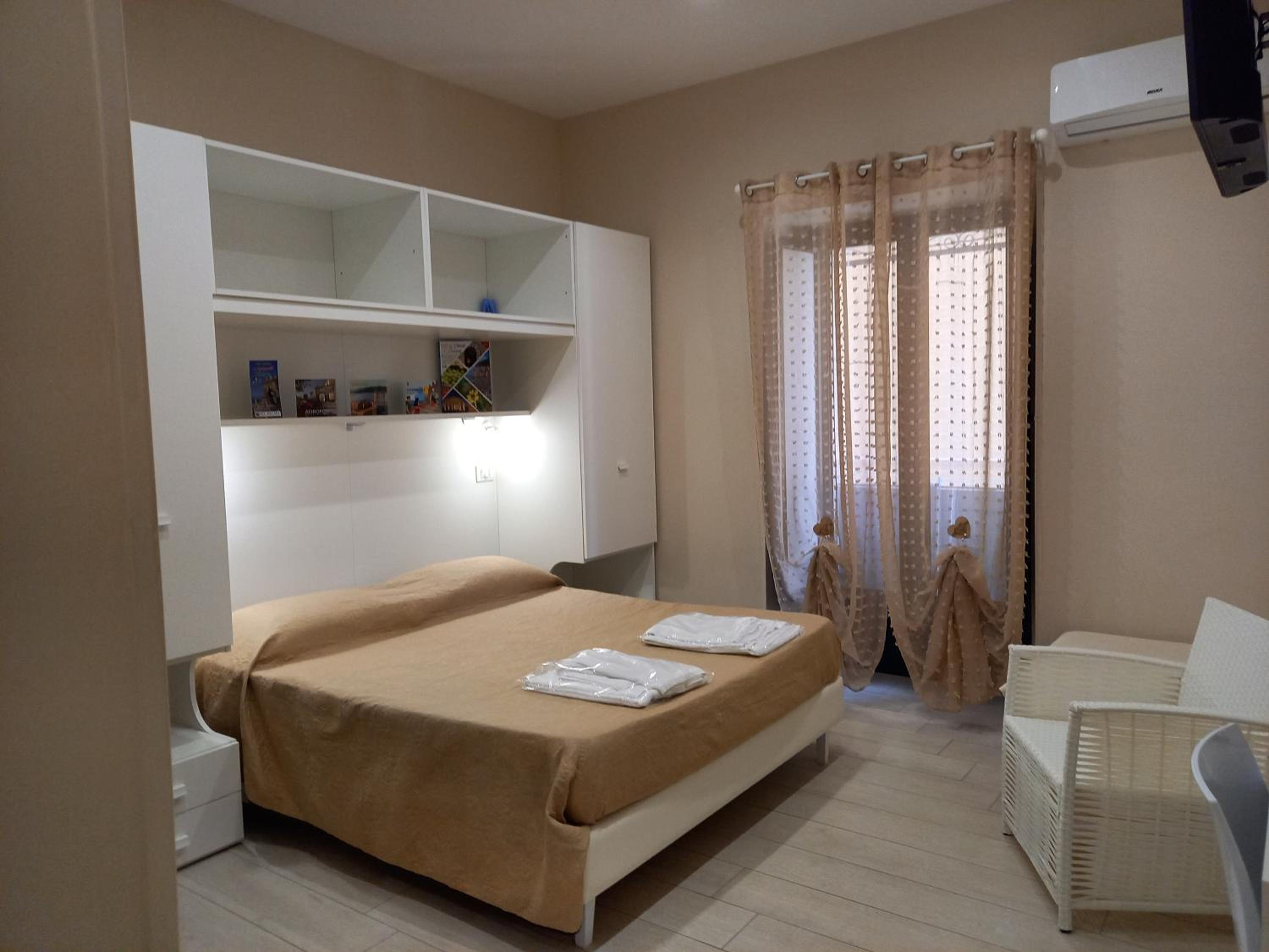 Deluxe Double Room - Photo 13