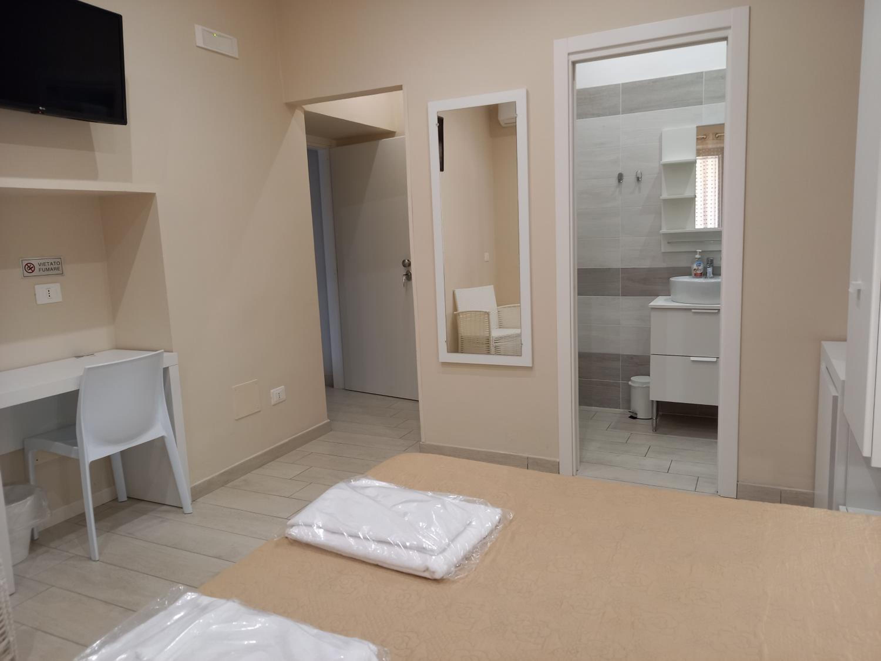 Deluxe Double Room - Photo 9