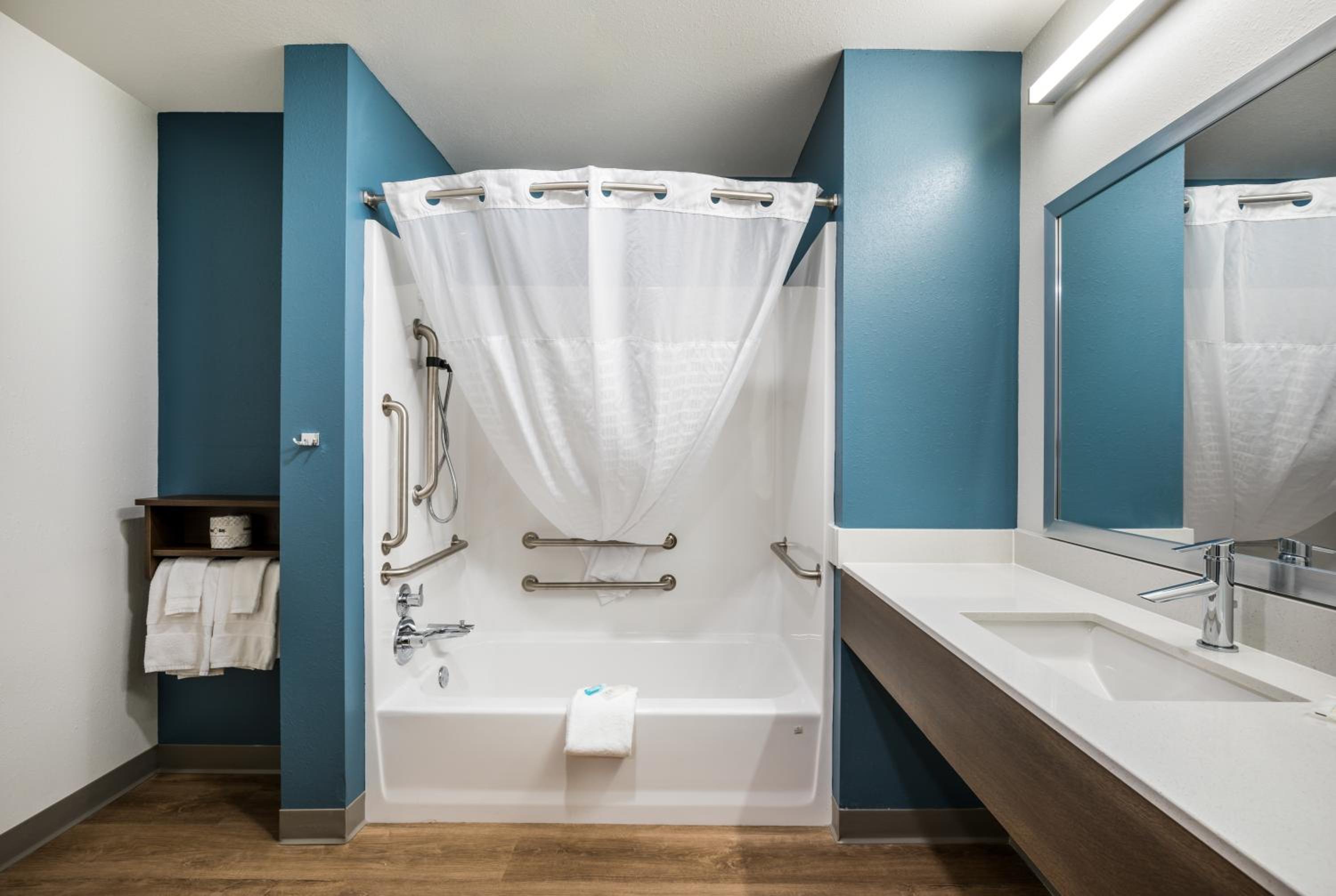 Queen Room with Accessible Tub - Accessible/Non Smoking - Photo 12