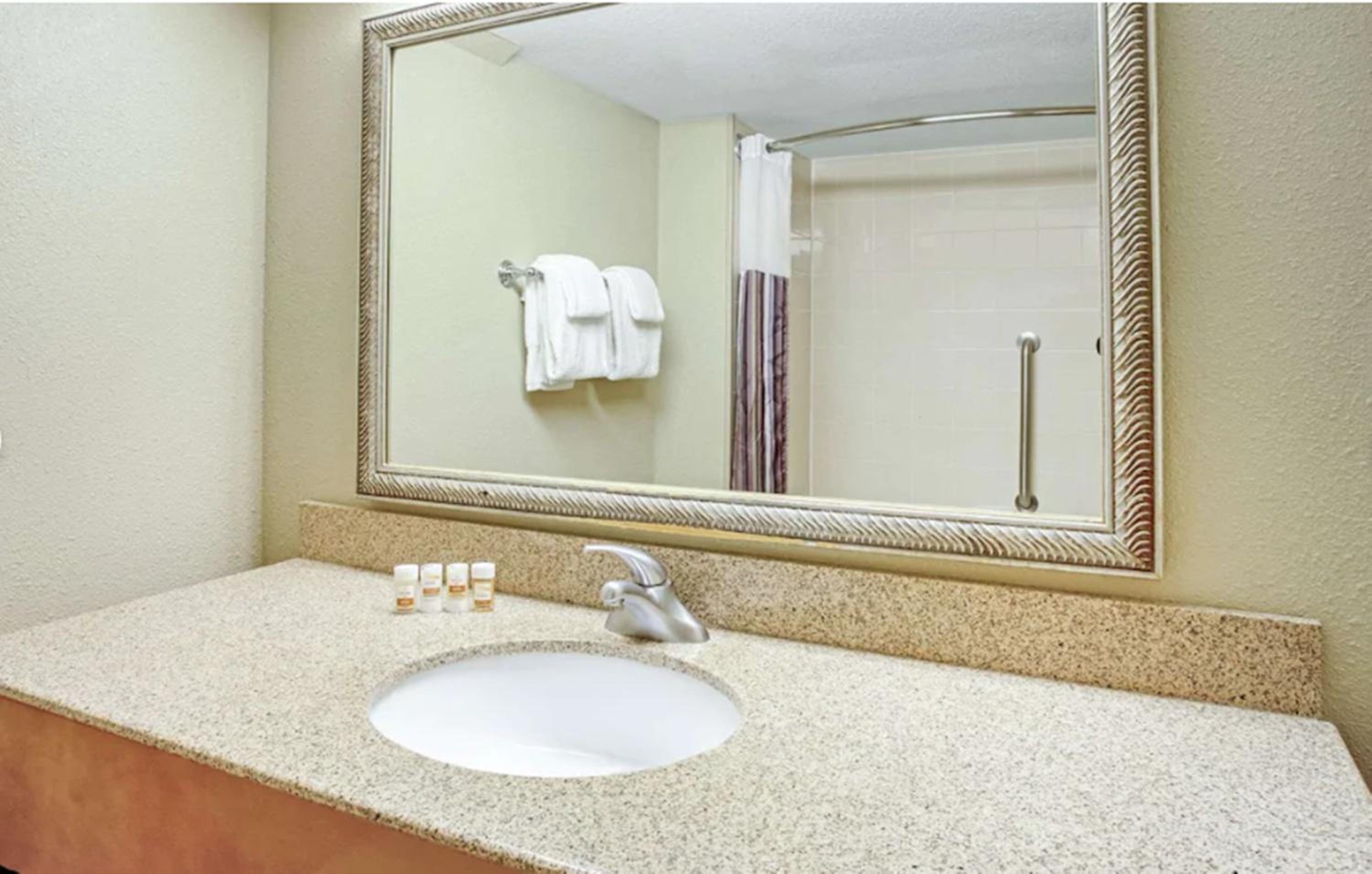 Single Room With Double Beds - Photo 10