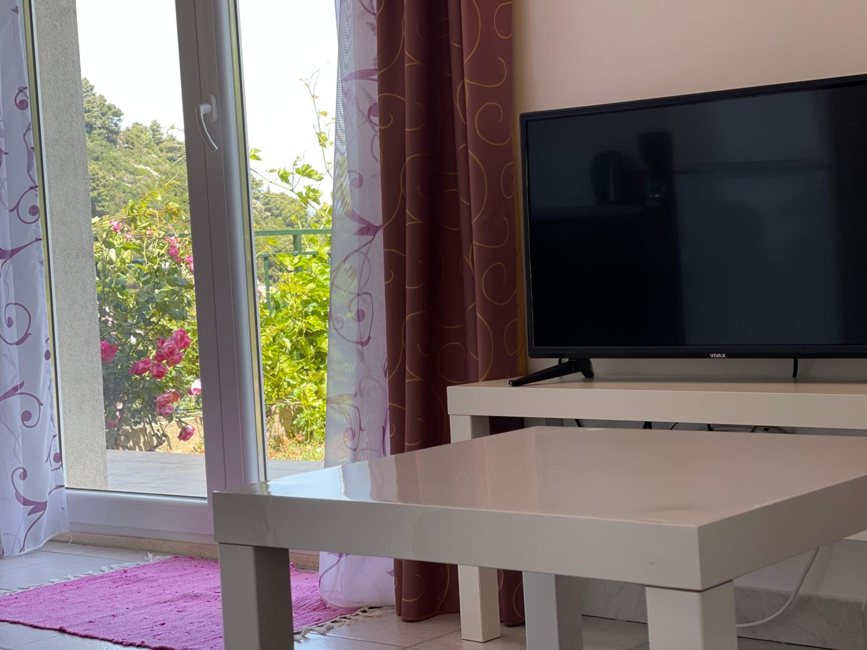 One-Bedroom Apartment with Balcony and Sea View - Photo 19