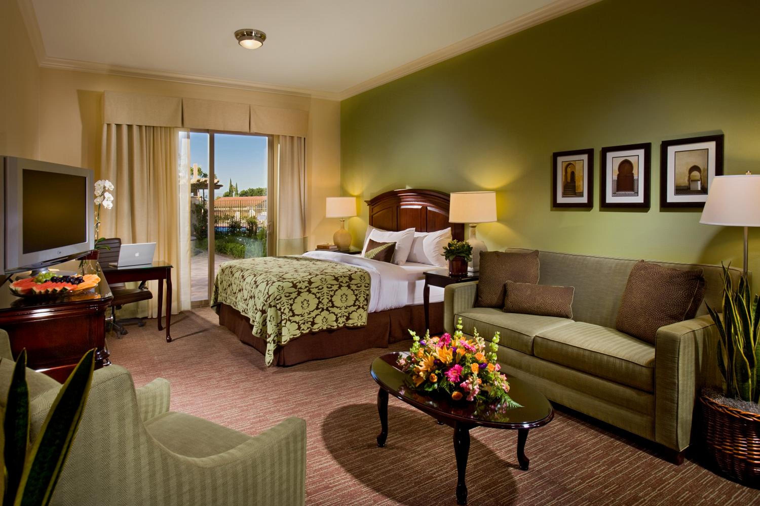 King Room with Sofa Bed - Photo 6