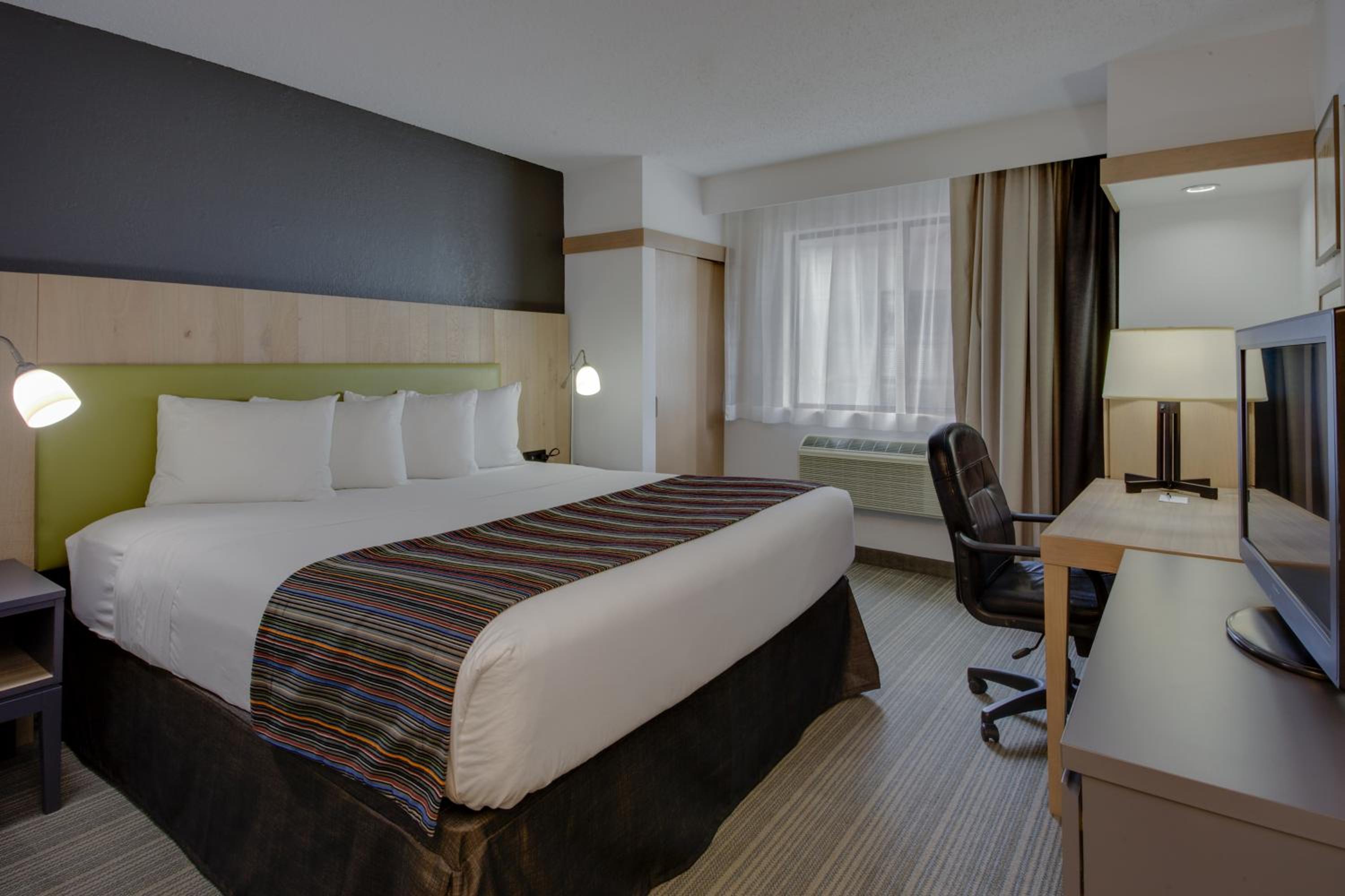 King Room - Non-Smoking - Photo 1
