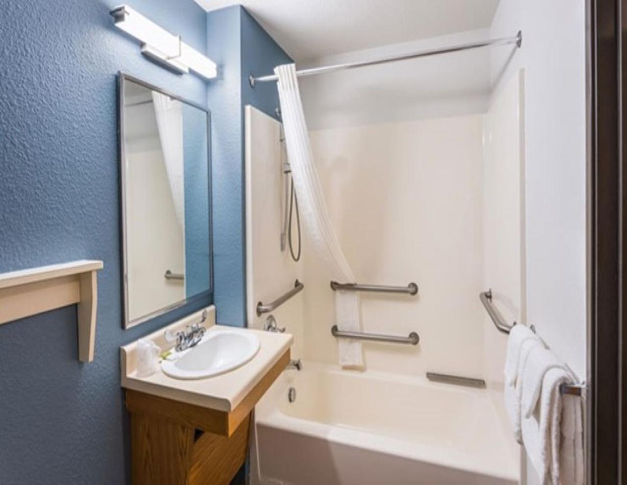 Queen Room with Accessible Tub - Accessible/Non Smoking - Photo 9