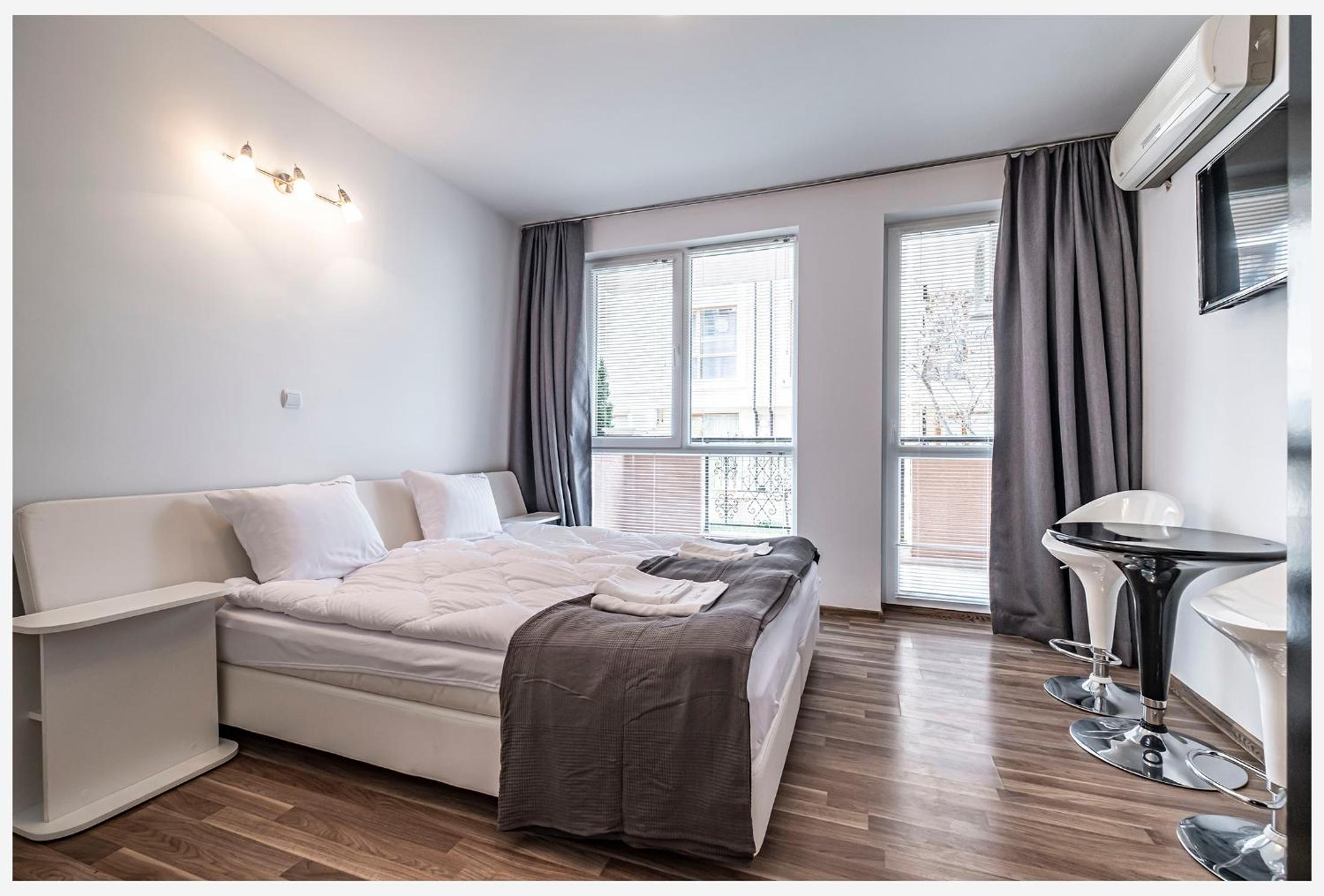 One-Bedroom Apartment - Photo 2