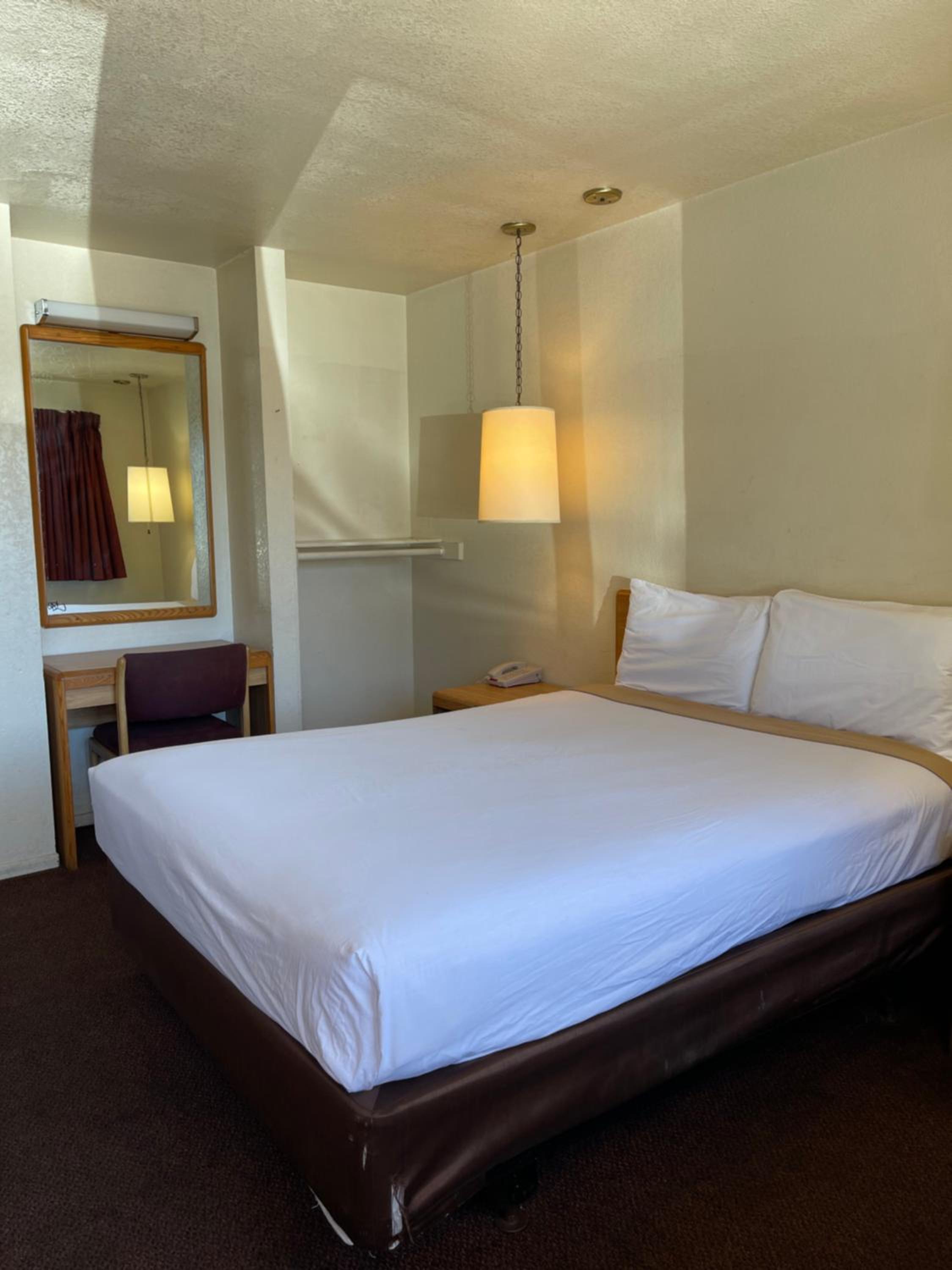 Queen Room - Disability Access photo 1