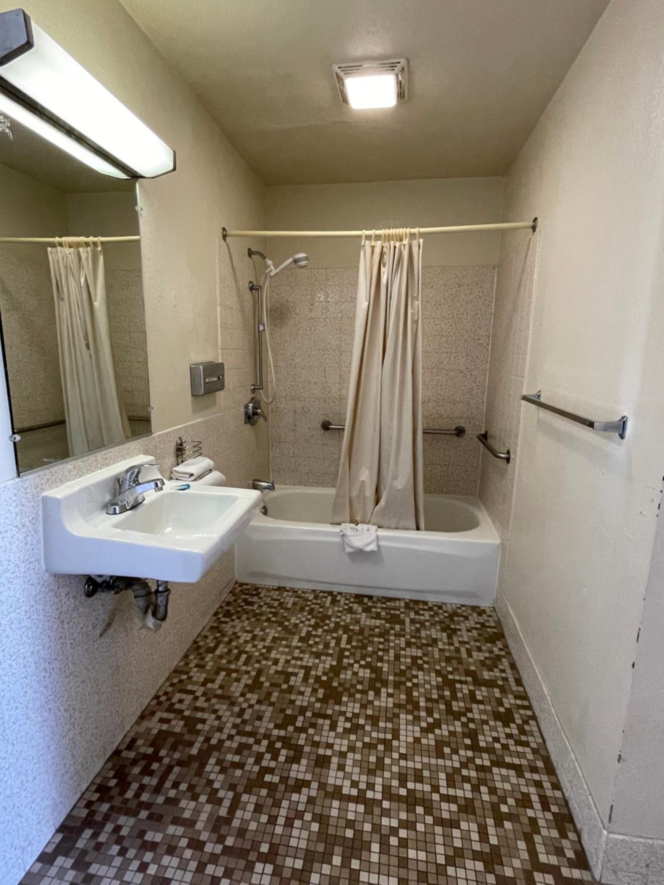 Queen Room - Disability Access photo 3