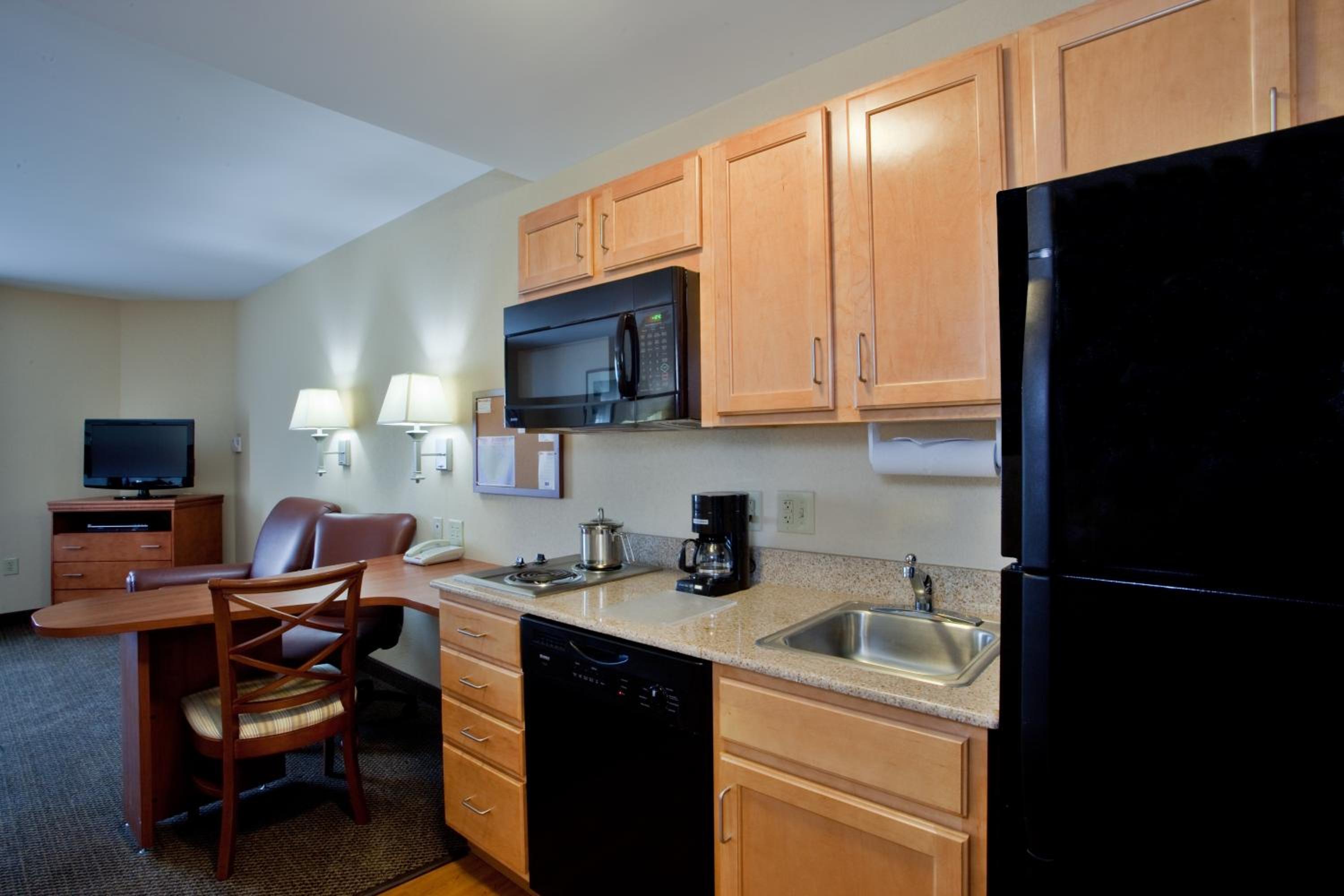 Studio Queen Suite - Photo 3