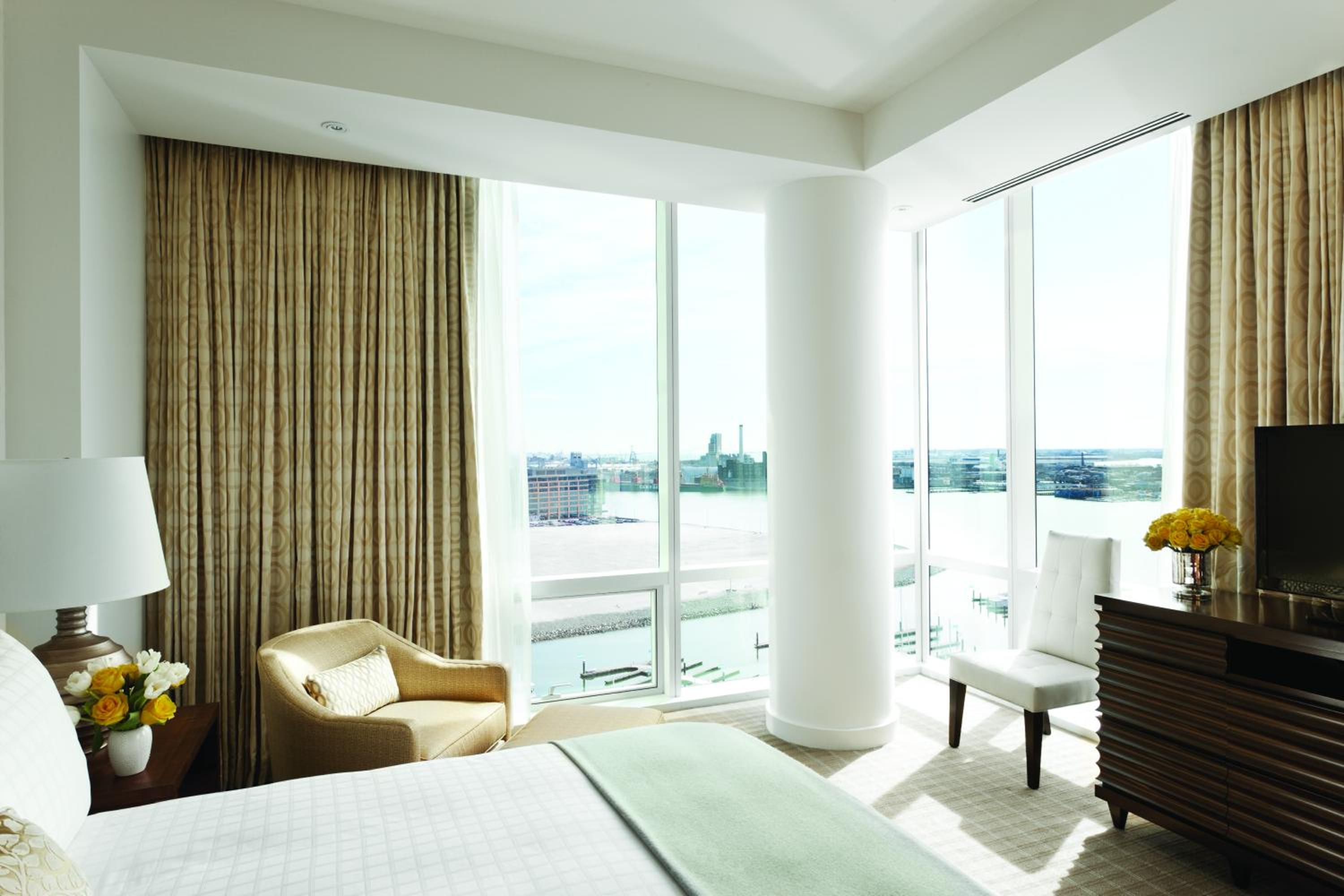 Premier King room with Harbor View - Photo 2
