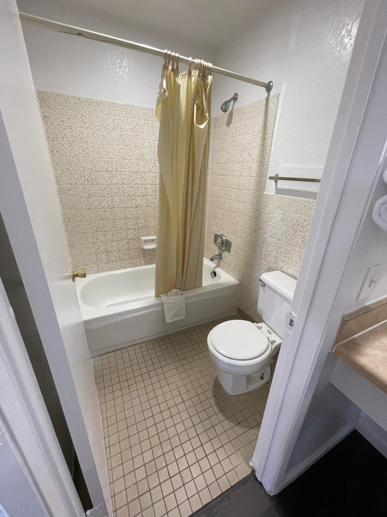 Budget Single Room- Smoking photo 3