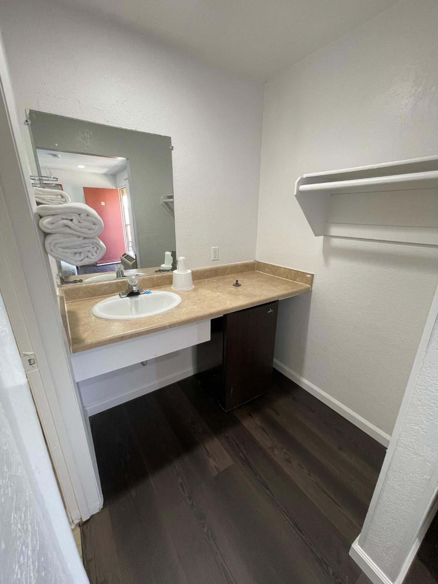 Budget Single Room- Smoking photo 2