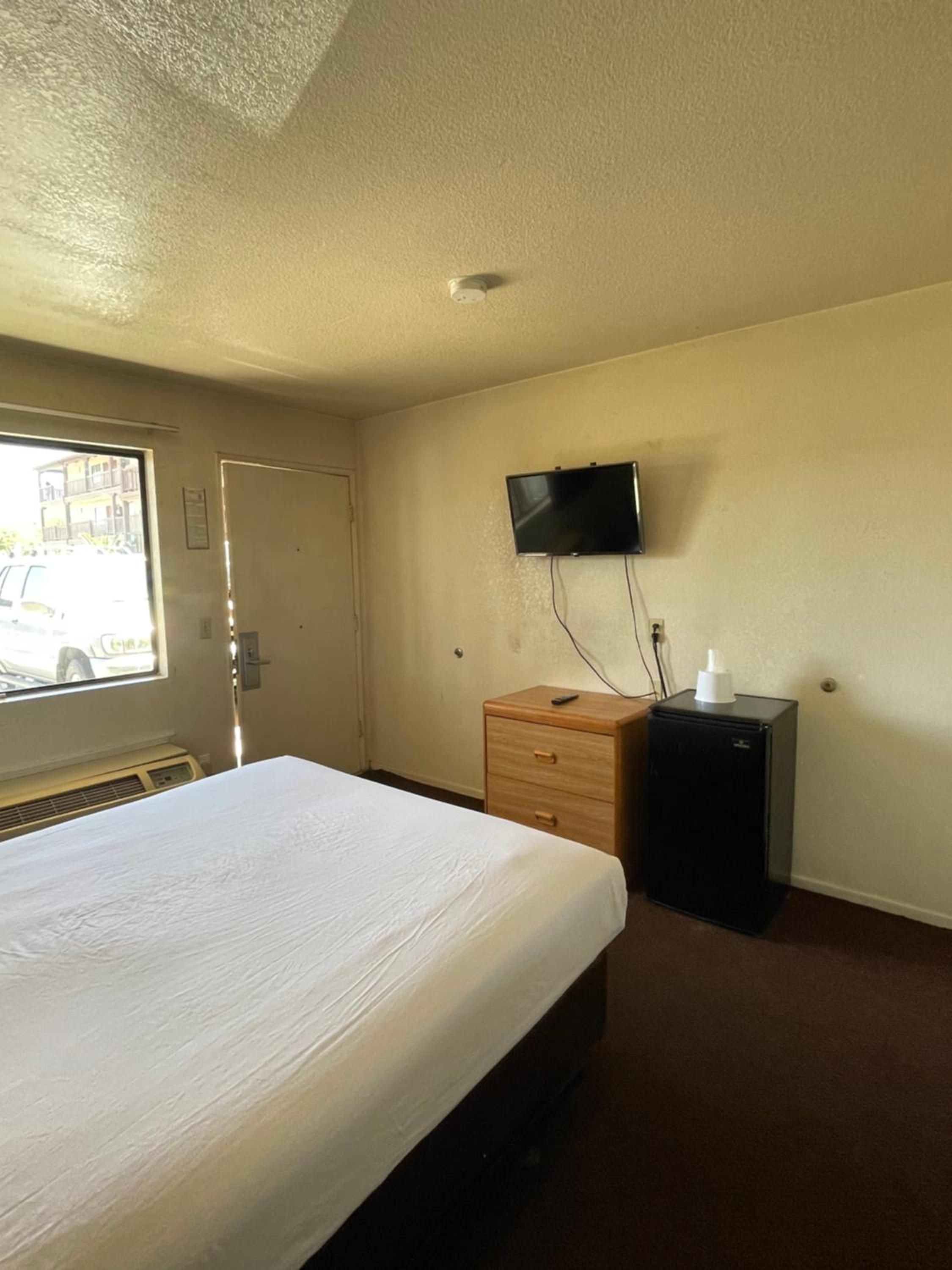 Queen Room - Disability Access photo 2