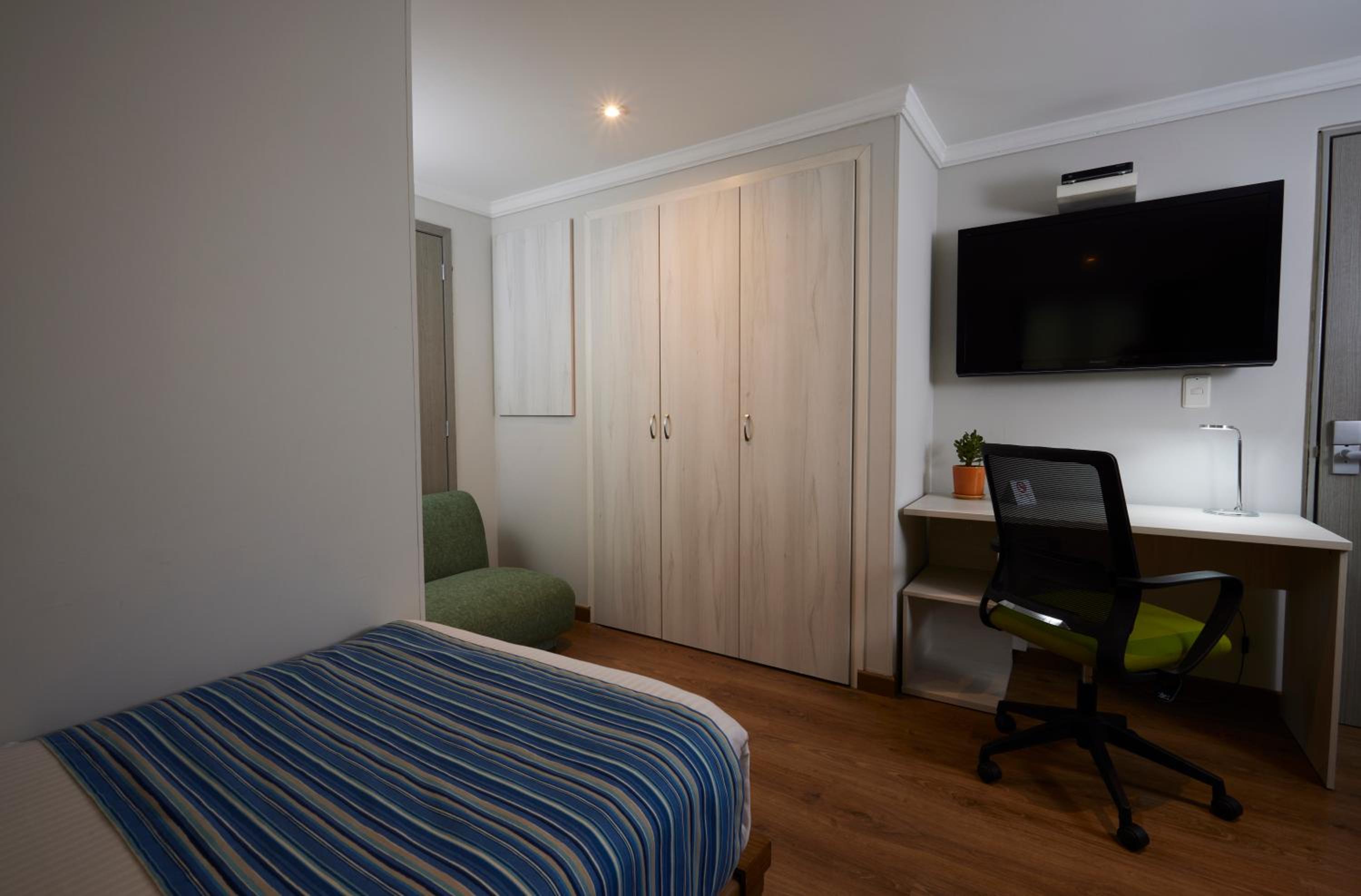 Standard Twin Room - Photo 9