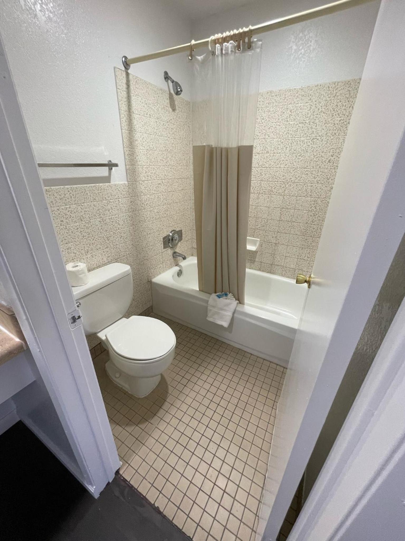 Queen Room photo 3