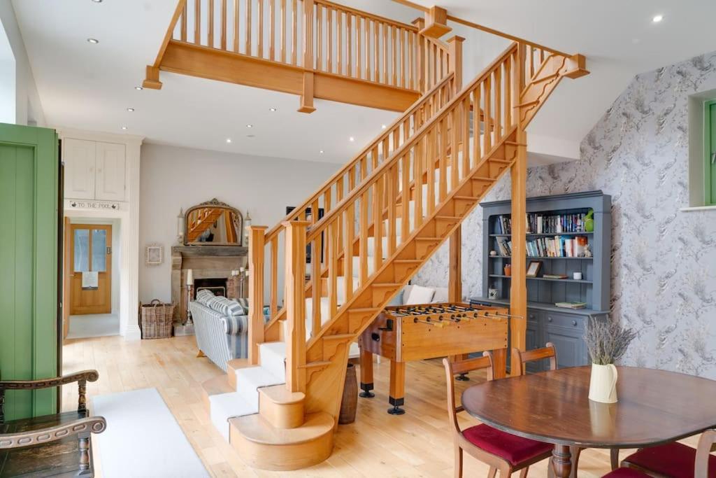 Six-Bedroom House photo 3
