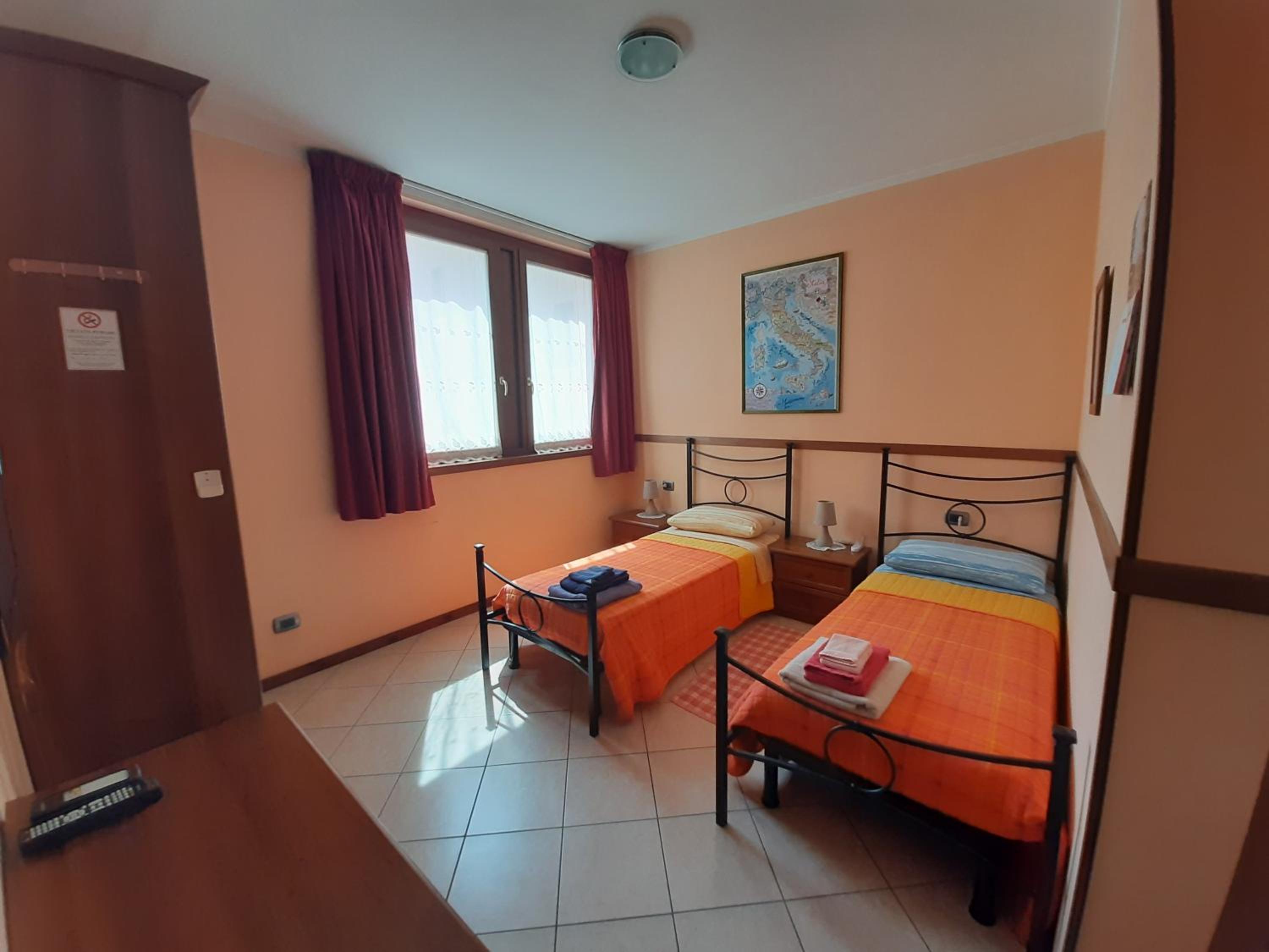 Twin Room - Photo 2