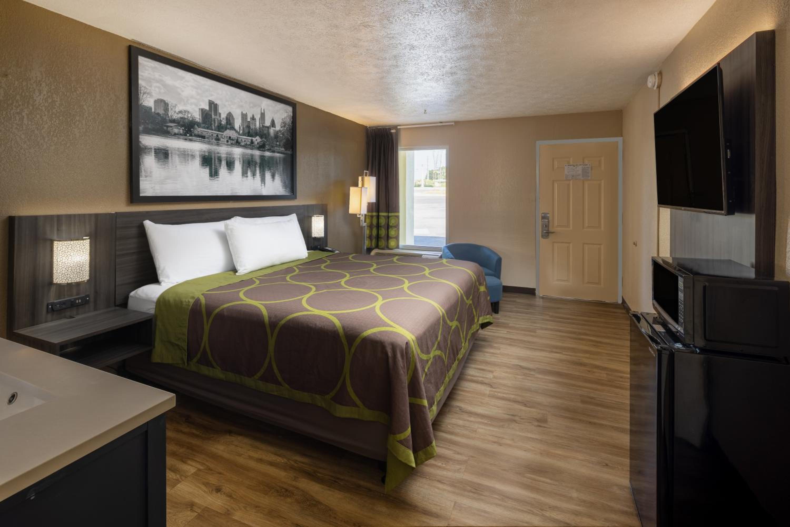 1 King Bed, Mobility Accessible Room, Roll-In Shower, Non-Smoking - Photo 1