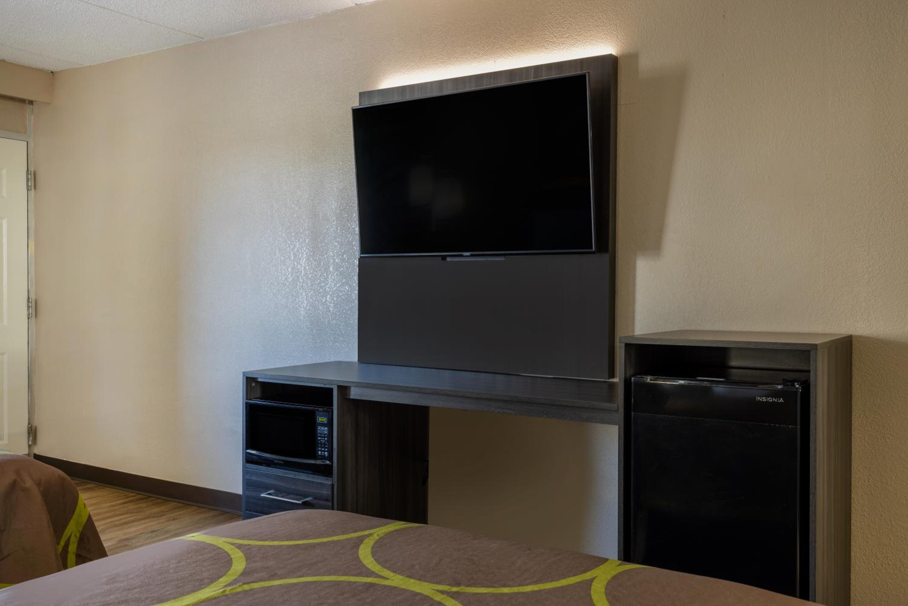 1 King Bed, Mobility Accessible Room, Roll-In Shower, Non-Smoking - Photo 6