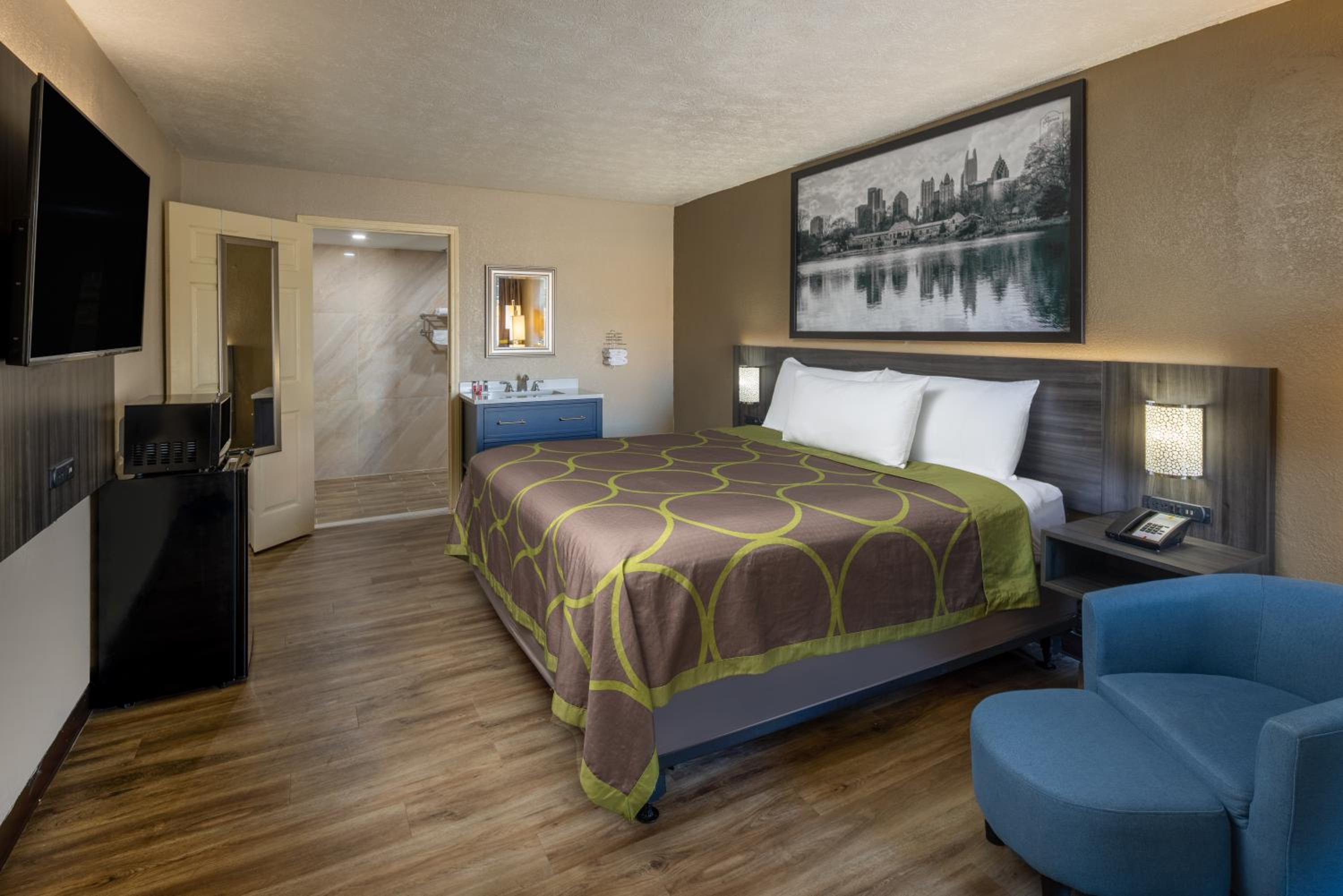 1 King Bed, Mobility Accessible Room, Roll-In Shower, Non-Smoking - Photo 2